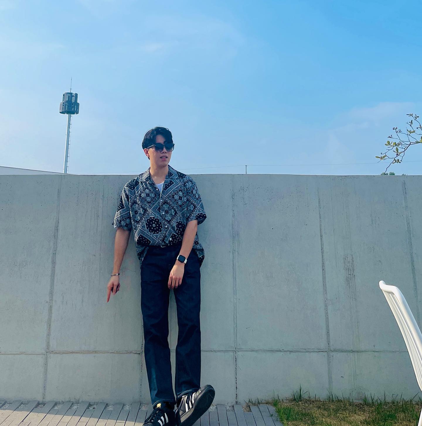 데일리룩!
날이 완전 여름이네요.. 더위에 건강 조심하세요!!
매우 단순한 이유로 한동안 쉬었는데요.. 다시 열심히 업로드 해야겠어요!! 제 스타일의 코디들 잔뜩 들고오겠습니다 잘 부탁드려요!!

착장정보)
상의 : 니티드
하의 : 플랙
신발 : 아디다스
팔찌 : 피그앤헨
선글라스 : 톰포드

#데일리룩 #남자데일리룩 #오오티디 #ootd #20대코디 #대학생 #대학생코디