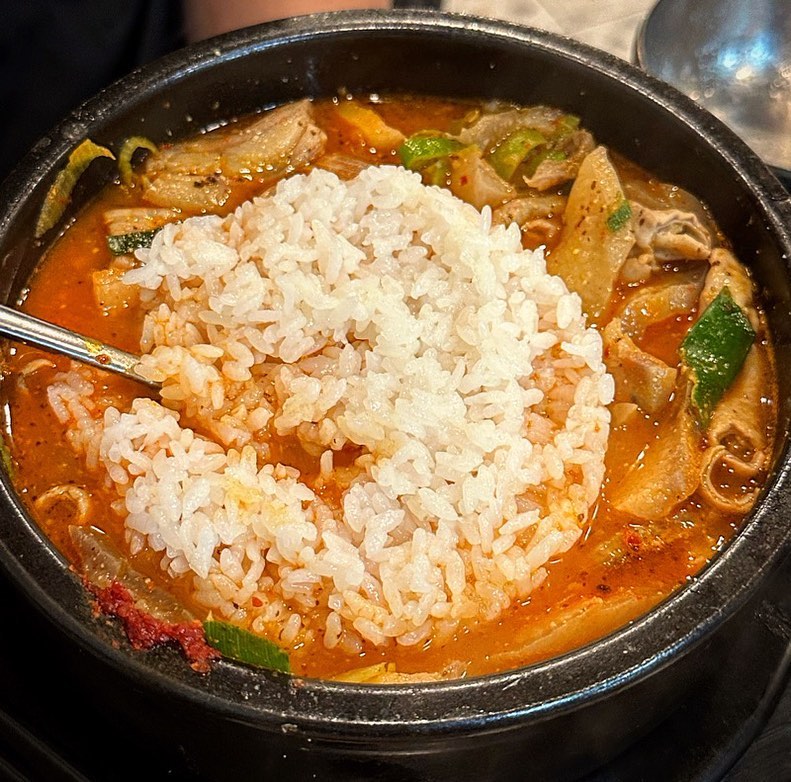 성시경먹을텐데 순대국밥 죽여줌💯🔥

국밥충이라면 꼭가야할곳입니다.유튜브채널 맛집 목록중에 유일하게 방문했다가 재방문각 재고 있는곳,,,, ㅠㅠㅠㅠ성시경쨔응 신뢰도 상승했다능🙏🏻

가격도 8천원에 양도 대혜자스러움. 잡내없는건 기본이고 국물 너무 시원해서 단번에 빠져드는맛이었음. 소금이랑 새우젓 넣고 다대기까지 풀면 밥한그릇 뚝딱입니다. 순대자체도 넘나 매력적으로 중독성 있는곳💗

📖 이조순대국
📖 서울 용산구 원효로41길 54 
📖 순대국8000원,순대국특10000원,순대3000원 

#순대국 #순대국밥 #순대국맛집 #순대국밥맛집 #용산맛집 #용산역맛집 #용산구맛집 #용산맛집추천 #효창공원맛집 #효창공원역맛집 #국밥충 #국밥스타그램