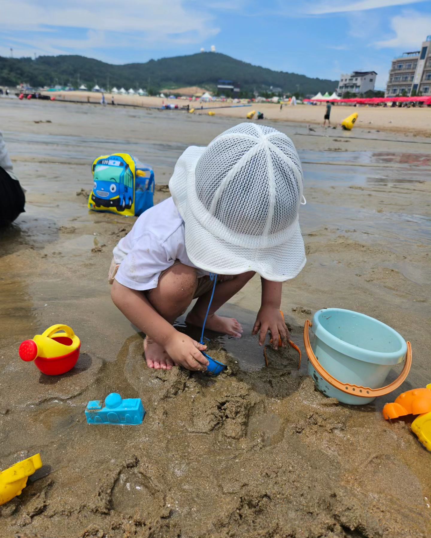 #왕산해수욕장 #즐거운물놀이 #모래놀이 #육아 #흰소띠 #21년생 #방학끝

방학을 마지막으로 왕산고고!!!
처음으로 바다물놀이였지만 겁없이 신나게 놀았다!

내일부터 어린이집가자~~~!
