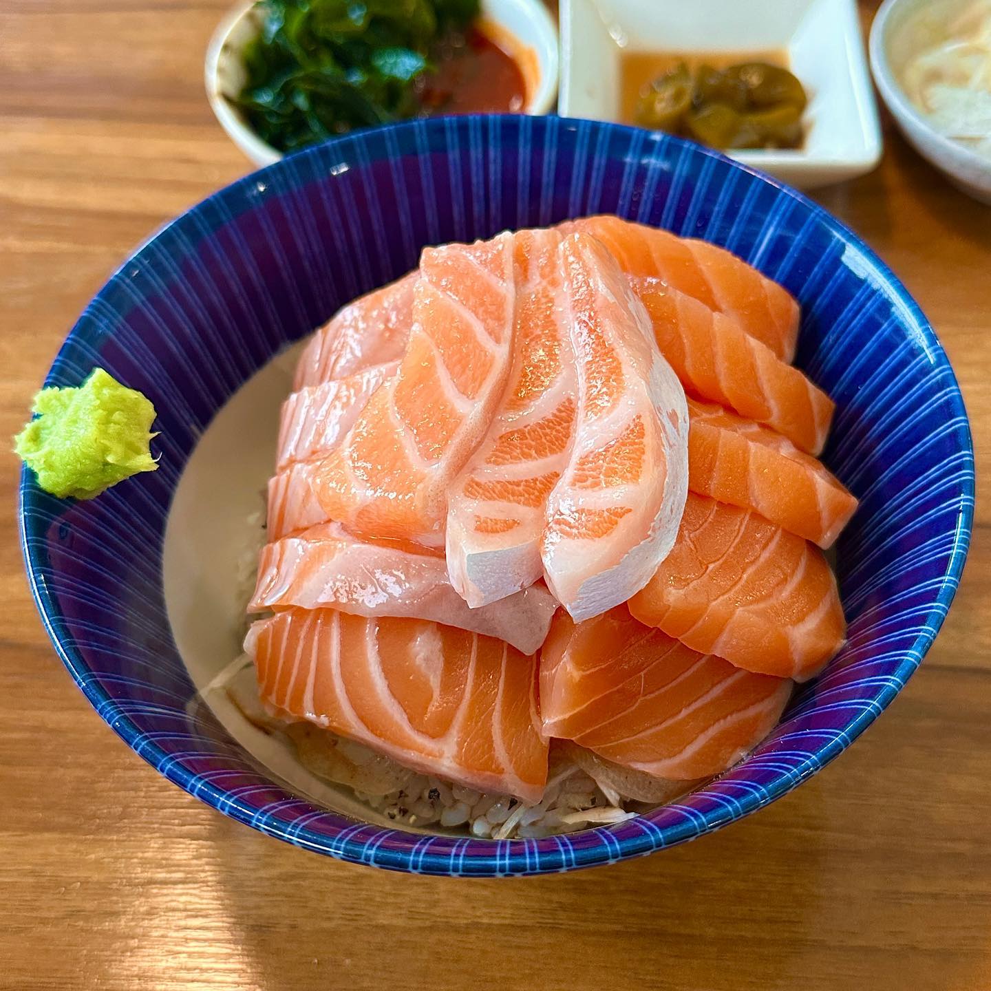 연어덕후들 환장하는 생연어덮밥 맛집 #동차밥

연어를 정말 사랑하는 🐮는 연어덮밥 찐 맛집에 다녀왔어요! 동차밥은 2014년 오픈부터 광고가 없었던 찐 맛집으로 살아나기 어렵다는 연남에서 오랫동안 맛집 타이틀을 유지하고 있는 맛집이랍니다!

#생연어덮밥(사케동)의 기본 구성은 미역국, 미역무침, 유자소스 양파,고추 장아찌에요
등살, 뱃살, 몸살 연어의 모든 부위가 두껍게 썰어져 나오는데 생연어의 풍성한 풍미와 식감을 모두 느낄 수 있어 정말 맛있어요
밥에는 덮밥 소스와 양파가 푸짐하게 들어있어요! 맛있는 연어와 밥 양파와 함께 먹으면 정말 미친답니다~!
밑반찬과 함께 같이 먹어도 궁합이 잘 맞기 때문에 다양한 맛으로 덮밥을 즐길 수 있어요!

🐷은 양이 많은 덮밥임에도 불구하고 밥을 요청드려서 더 먹었어요! 
소스와 양파가 들어간 밥을 무료로 내어주시는데 덕분에 엄청 든든하게 식사했어요!

가격대가 저렴한 편은 아니지만 식사를 하는 순간 이 가격이 정말 합리적이다 못해 저렴하게 느껴지는 맛과 양이에요 돈까스와 함박스테이크, 사이드 메뉴도 정말 맛있다고 하여 재방문 시 꼭 먹어볼 예정입니다!
연남에 연어 맛집 찾으신다면 동차밥을 가보시길 추천드려요 

🏷 생연어덮밥 1.8

📍서울 마포구 연희로1길 57 3층