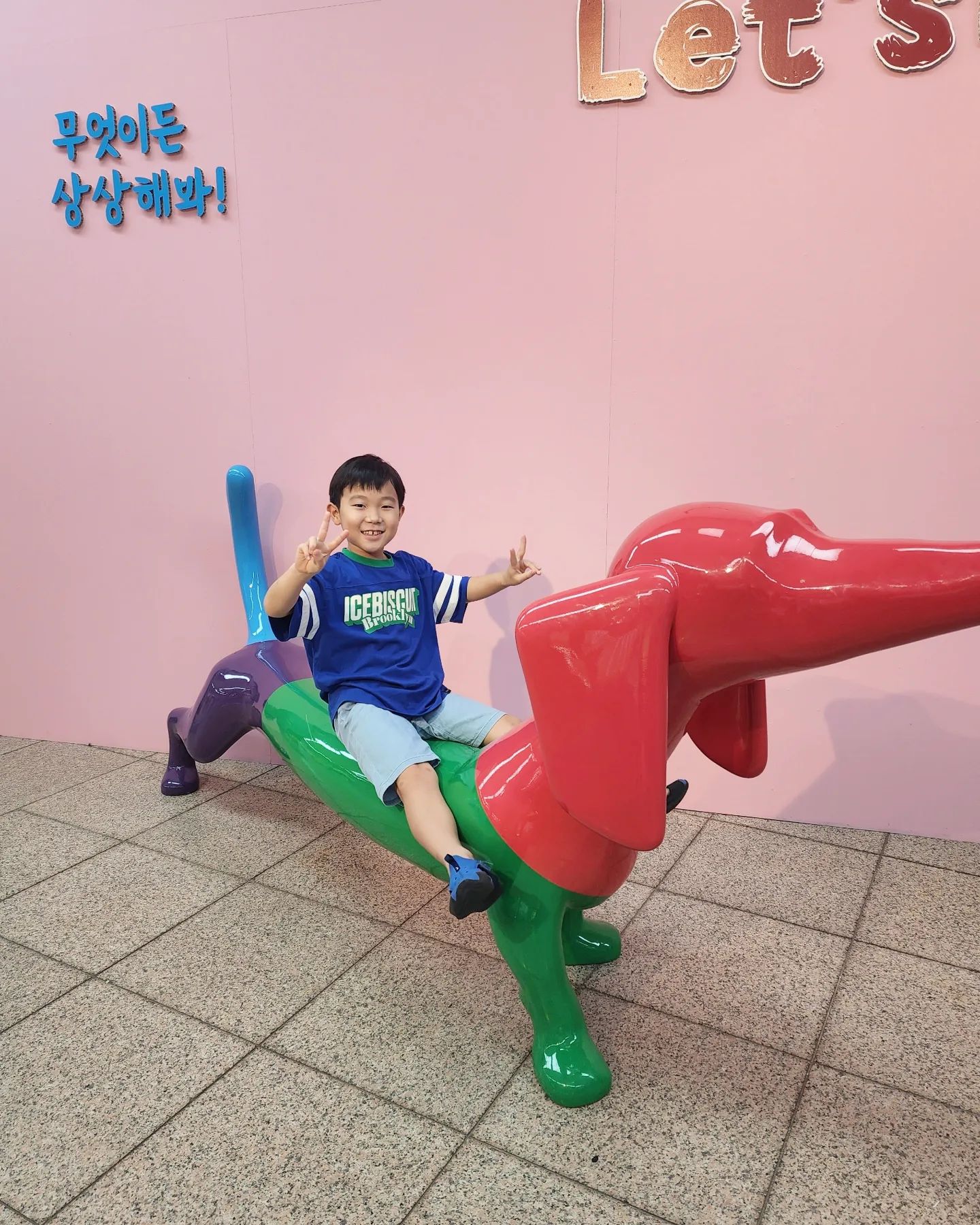 #방학일상

예술의전당 한가람미술관에
창의아뜰리에전 다녀왔어요.

아이들 눈높이에 맞춘
아기자기 재미있는 작품들이 가득해서
보는 재미도 있었고,
창의 아뜰리에서 물감으로 그리기와 만들기도 해서 축복이가 너무 좋아했어요. 😊❤️

볼거리 많고, 체험할 것 많았던 알찬 전시~
서울 실내 아이들과 가볼만한 곳 추천해요!!

.

.

#초등스타그램 #초등맘일상 #초등일상 #예술의전당 #예술의전당한가람미술관 #한가람미술관 #창의아뜰리에 #렛츠플레이아트전 #렛츠플레이아트 #렉츠플레이아트창의아뜰리에
