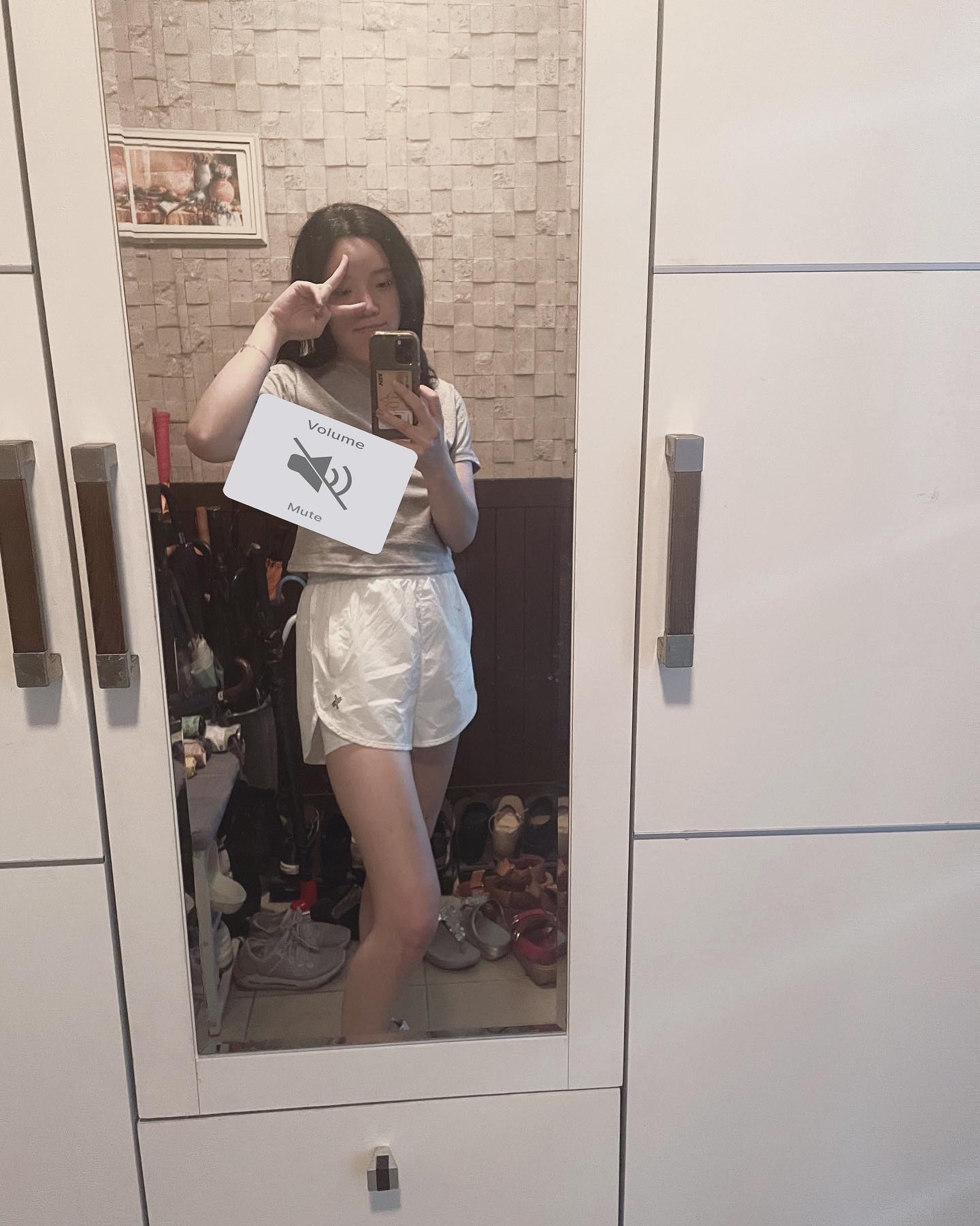 #협찬 #헤이로지#크롭티 #크롭티셔츠 #스타일씨 #여름티셔츠 #크롭 
.
.
.
오늘은 여름에 데일리로 
입기 딱 좋은 헤이로지 자체 제작 haribo 
캔디 크롭 tee를 소개합니다. ✔
.
과하지 않은 크롭 길이감으로 
부담스럽지 않게 착용 가능한 크롭 티
.
.
.
깔끔하게 떨어지는 핏은 말해 뭐해?
오래 입어도 변형 걱정 없는 
.
탄탄한 코튼 100 원단과
데일리 한 컬러가 포인트랍니다. 
.
라운드 넥으로 일상에서 부담 없이 
입을 수 있다는 점!
.
세미 크롭 기장으로 팬츠, 쇼츠, 스커트 등 
매치하여 멋스럽게 연출하기 좋아요 ❤
.
.
이런 기본 티셔츠는 데일리로
몇 장만 쟁여두는 센스!
.
'오늘은 뭐 입지..?'라는 생각이 든다면?
데일리 하게 입기 좋은 베이직한 컬러들과
룩에 톡톡한 포인트가 되어주는 컬러까지
다양하게 구성되어 있어요.
.
여름엔 크롭 티 필수✅✅
취향에 맞는 컬러로 Get~
.
.
나의 셀러코드는? ❤️ Flora 입력 후 할인 받자💛
.
▶ 제품 구매 링크
https://www.stylec.co.kr/store/good/8310269308