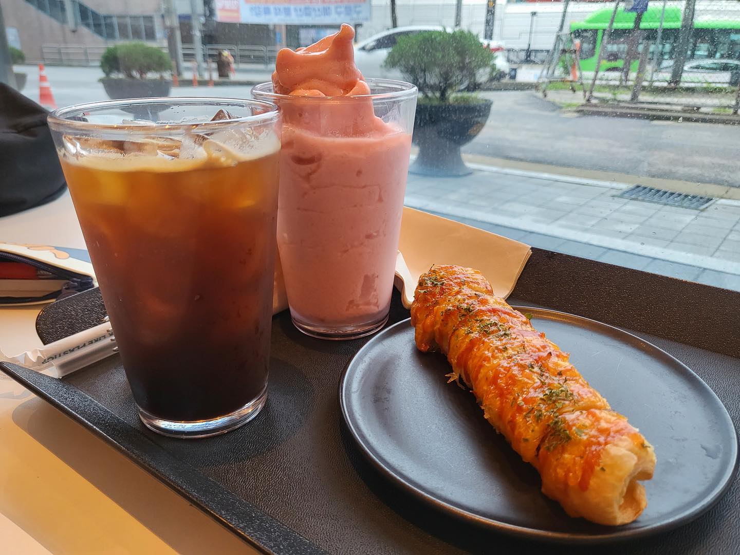 ☕ 온수역 앞에 있는 베이커리카페 “더브라이트 하우스”에 다녀왔어요!

☕ 저희는 아메리카노, 딸기요거트 스무디, 소시지빵을 먹었어요!!

☕ 오후 늦게 갔더니 빵이 얼마 안남아 있어서 아쉬웠어요ㅠ

☕ 내부는 깔끔하고 테이블간 간격이 넓어서 좋았어요!

☕ 온수역 1호선 바로 앞에 위치해있어서 접근성도 좋답니다 :)

☕ 일하거나 책읽기에 딱인 분위기의 카페였어요!

☕ 위치 : 서울 구로구 부일로5길 6 1층 카페 더브라이트하우스커피

#더브라이트하우스 #더브라이트하우스커피 #온수역카페 #온수역베이커리카페 #온수카페 #온수카페추천 #서울데이트 #온수동카페 #온수역디저트 #먹스타그램 #먹팔환영 #먹팔해요