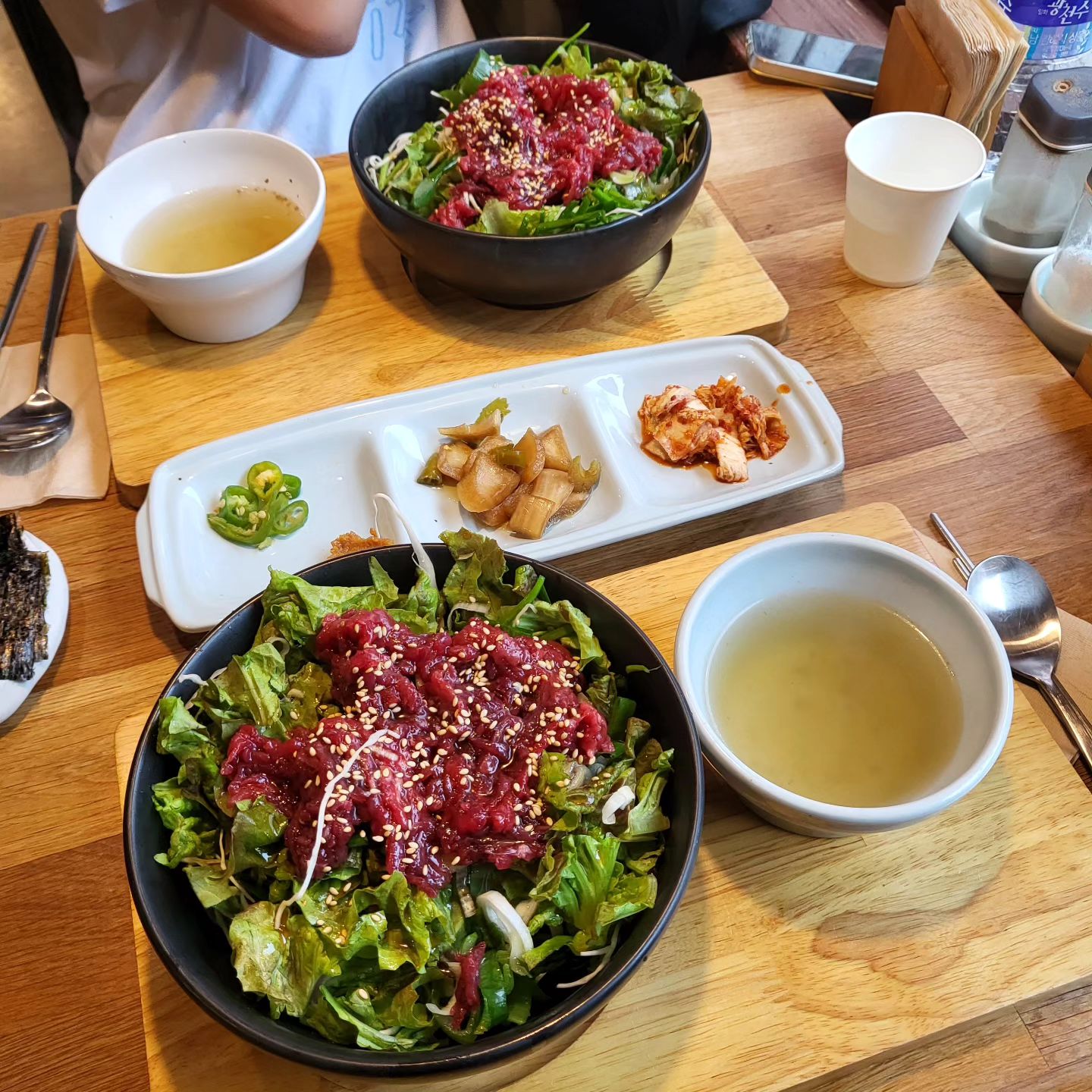 잉??? 비빔밥에 꽃???

비빔밥에 예쁘게 육회 꽃이 피었더라고요!!! 육회 양도 엄청 많이 넣어주시고 사골국을 같이 먹으라고 주시는데 밥 먹고 국물 한번 쓰으으윽 하면 조합이 최고더라고요!!
고소하면서 맛있어서🤦‍♀️🤦‍♀️
한옥이라서 분위기도 엄청 좋고 신기하게 육회 냉파스타가 있어서 신기했어요!!
육회를 좋아하시는 분이라면 추천드릴게요!😉😉

🍚 안국고다
🍚 서울 종로구 인사동14길 10 1층
.
.
.
.
#먹스타그램#푸드스타그램#맛스타그램#먹방#맛집#안국맛집#안국역맛집#안국밥집#안국맛집추천#안국고다#안국육회#육회맛집#한식맛집#안국역#좋아요#follow#먹팔#먹팔해요