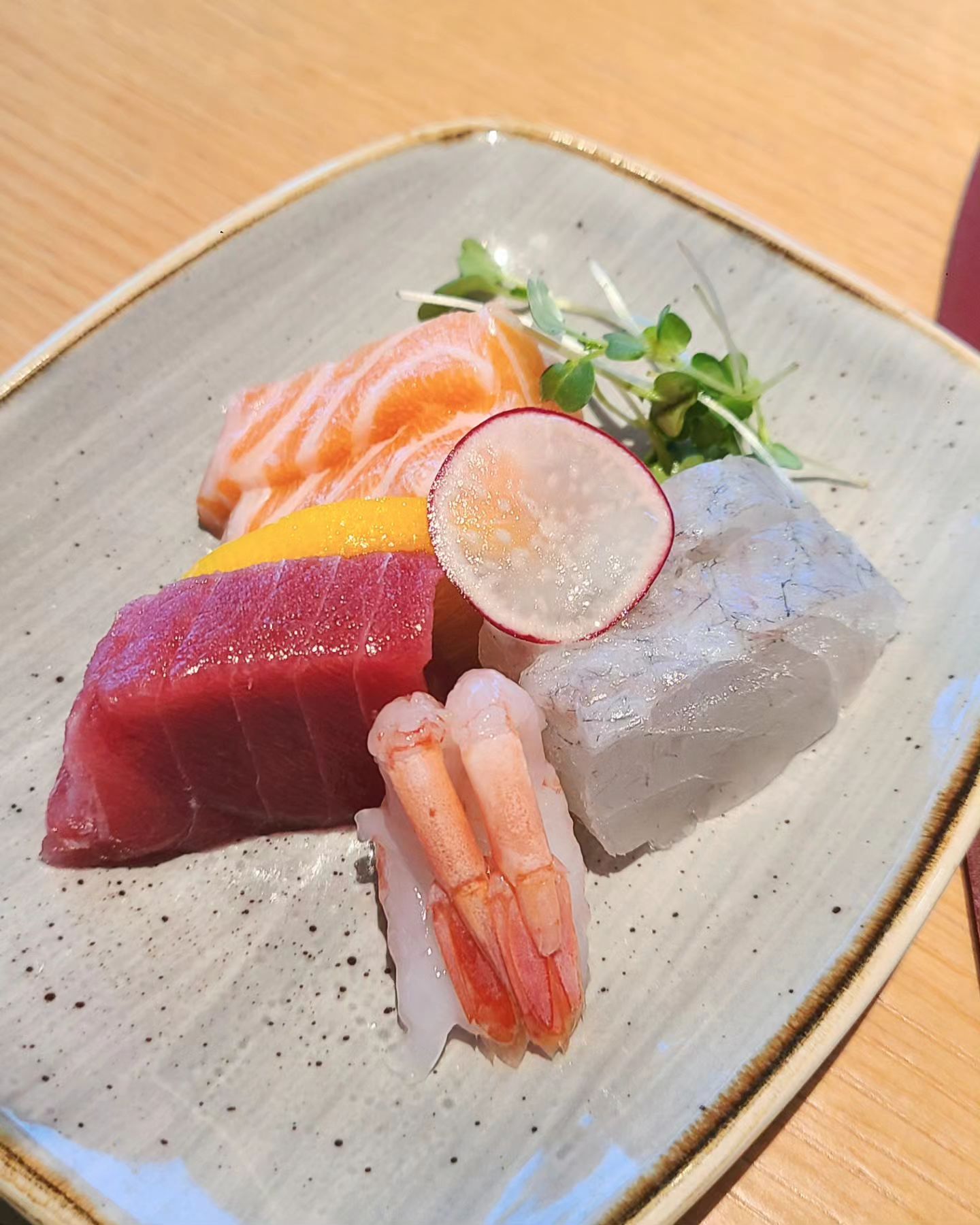 #부산맛집 #시그니엘부산더뷰 

해운대바닷가를 보면서 산해진미를 맘껏 먹을수있는 뷔페❤️

평일 점심가격 십만원이 넘었지만 내가 먹은 걸 생각하면 본전 뽑고도 남은 듯🤣

보통 뷔페에서 회나 초밥은 집게로 떠오는데 
여기서는 사시미와 초밥을 나무도마에 조금씩 이쁘게 내어줘서 좋았다❤️

짬뽕이 정말 맛있다길래 한그릇 주문하고 그 위에 대게다리 하나 올려서 먹으니 #jmt
다른뷔페에선 대게가 차가워서 별로인데 여긴 금방 쪄낸듯 온기가 있다

배불리 먹고 에스프레소 한잔이랑 디저트까지 완벽👍

🧭부산 해운대구 달맞이길 30 시그니엘 부산 5층
(주차장은 4시간 무료)