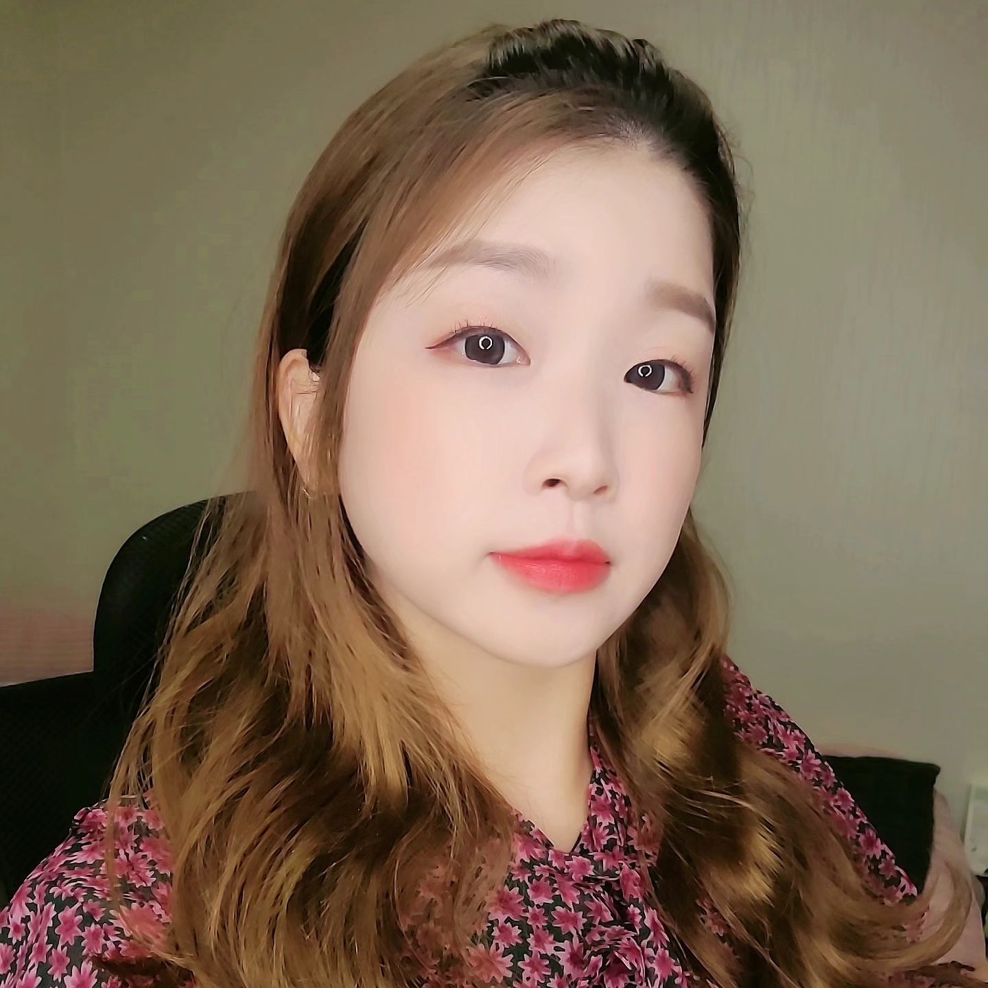 #협찬 lens_town_official

요번에는 써클라인이 수채화처럼 퍼지는 
#렌즈타운 #247봄 #원데이렌즈 를 착용해 봤는데요-!🙋‍♀️
그레이 렌즈 덕후라 그레이 컬러로 픽🩶
그래픽 직경이 13.4mm라 자연스런게 연출할 수 있구요
섬세하게 퍼지는 그레이 컬러가
내추럴하면서 선명한 눈빛을 연출해 주는데요🩵

싱그러운 그레이 빛이 청순하면서도
시원한 느낌을 줘 지금 딱 착용하기 좋다며 ><
셀카까지 잘 나오는 건 안 비밀!🤭

#247BOM #LENSTOWN #브라운렌즈 #그레이렌즈 #데일리렌즈 #자연스러운렌즈 #신상렌즈 #렌즈리뷰 #렌즈추천 #컬러렌즈 #coloredlenses #coloredcontacts 
#カラコン#ナチュラルカラコン
