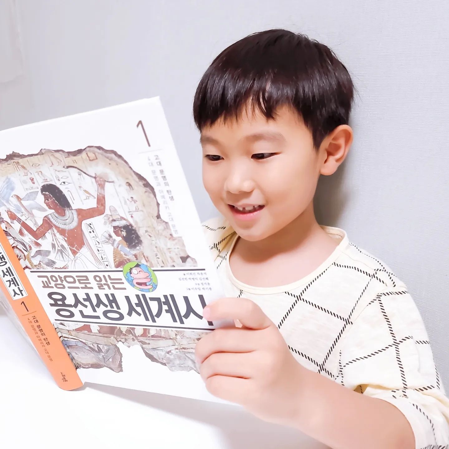 #협찬

그동안 축복이는 만화책으로 세계사를 접하다가
이제는 제대로 된 스토리책으로 지식을 쌓아보는 것이 어떨까 해서
교양으로 읽는 용선생 세계사를 권해주었어요.

✅️ 여러나라의 전체적인 스토리가 다양하게 담겨있구요.
✅️ 고대부터 현대까지 시대별로 정리가 잘 되어있어서 이해가 쉬워요.
✅️ 고품질의 실감나는 사진과 그림 자료로 이해가 쉽도록 도와줘요.
✅️ 아이도, 어른도 재미있게 읽기 좋아요.

일단 한장 읽어보면 그 다음 페이지부터는 
술술술 읽힌답니다.

초등 2학년 축복이도 잘 읽고 있구요.
초등 고학년까지 소장하고 읽기 좋은
초등 필독서 #교양으로읽는용선생세계사 👍👍

.

.

#초등세계사 #세계사전집 #여름방학추천도서 #역사덕후 #초등사회 #초등필독서 #초등고학년추천도서 #엄마표공부 #엄마표홈스쿨링 #용선생 #책스타그램 #초등맘