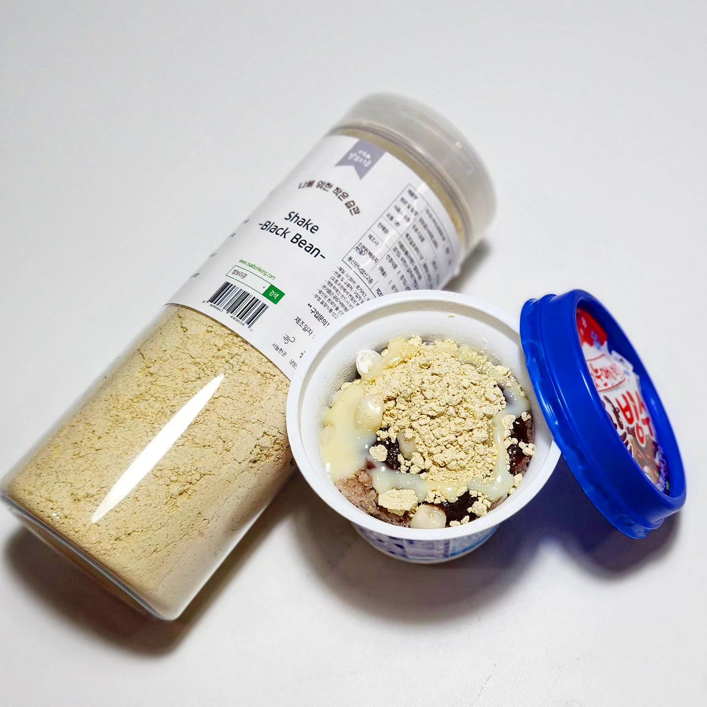 #협찬⠀
➡️ 상품명: 마시는 우리 서리태 100%
➡️ 별점: ★★★★★
➡️ 판매처: 주니파파(dawnlovefood)
➡️ 가격: 500g 25,800원 -> 할인가 17,900원
➡️ 맛
✔ 마시는 우리 서리태 100%는 색소, 설탕, 향료, 방부제 없이 자연 그대로 100% 국내산 서리태를 가루로 만든 제품입니다.
✔️ 서리태의 고소한 식물성 단백질이 가득해 한 끼 식사 대용으로 섭취할 수 있으며, 고운 입자로 제조되어 뭉침없이 쉽게 풀어져 어떤 음식에 넣어 먹어도 잘 어울리는 제품입니다.
✔ 요즘같이 더운 여름날 시원한 팥빙수에 연유와 함께 고소한 서리태가루를 팍팍 넣어 고소함 가득하게 드시고 싶으시다면 마시는 우리 서리태 100%를 구매해 보시기 바랍니다.

#서리태가루 #검은콩가루 #검은콩미숫가루 #콩가루 #서리태미숫가루 #검정콩가루 #아침간편식 #식사대용선식 #아침대용식 #볶은서리태 #검은콩국수 #볶은콩가루 #주니파파 #맛스타그램 #맛집 #맛집추천 #먹스타그램 #먹팔 #선팔 #맞팔 #먹스타#소통 #일상 #데일리 #오늘의메뉴 #식단