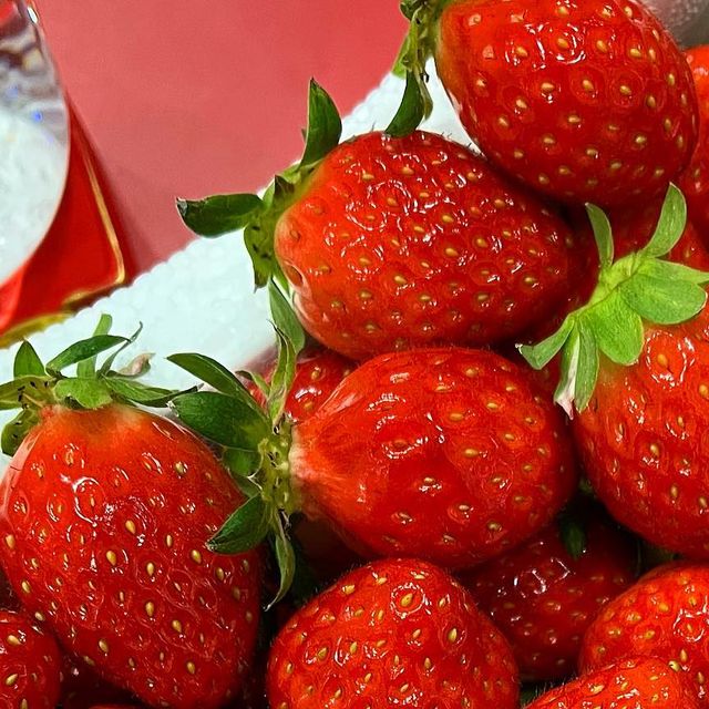 이규민 on Instagram: "#도담농장 에서 선물받은 딸기 🍓 정말 맛있는게 눈으로도 보여ㅠ 진짜 완전 너무 꿀맛 너무 달달한고 아니냐고요 🫶,, 이렇게 맛있는거 다들 알아줬으면 좋겠