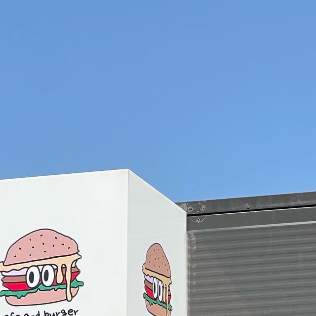 유니 on Instagram: "파도리 존맛탱 버거집🍔 육즙 팡팡 터지는 고기패티와 푸짐한 토핑까지..가게 이름처럼 햄버거에 진심인 곳이었어요!🤤✨ 빈티지한 인테리어도 넘 귀여워요💝 그리고 커