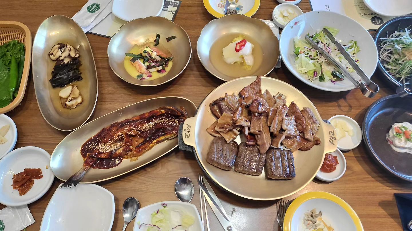 푸르니 방학놀이
밥도 잘먹고 물놀이하공
시간 순삭 끝

#쌍교숯불갈비 #한우떡갈비🍖