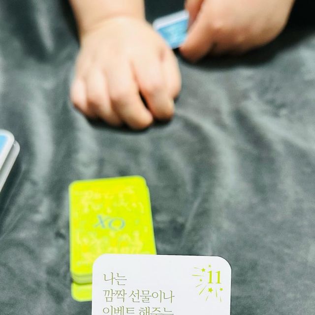 늘 지금처럼, 신혼부부💓 on Instagram: "#협찬 ⠀ * 마인드 플레이 <나를 맞춰봐> * ⠀ 대화와 게임을 한번에💛 간단하면서도 흥미진진한 대화형 카드게임이예용! ⠀ 서로를 알아 갈 수 있는 질