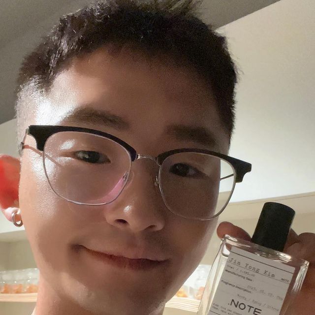 뉴진용스 on Instagram: "#협찬 @dotnote.perfume 에서 나만의 향수 만들기 😶‍🌫️ 언젠가 한번 맡은향수가 있는데 도저히 찾을수가 없어서... 후각의 기억을 더듬어 만든 Jin yong kim 향수 ✌🏻 후