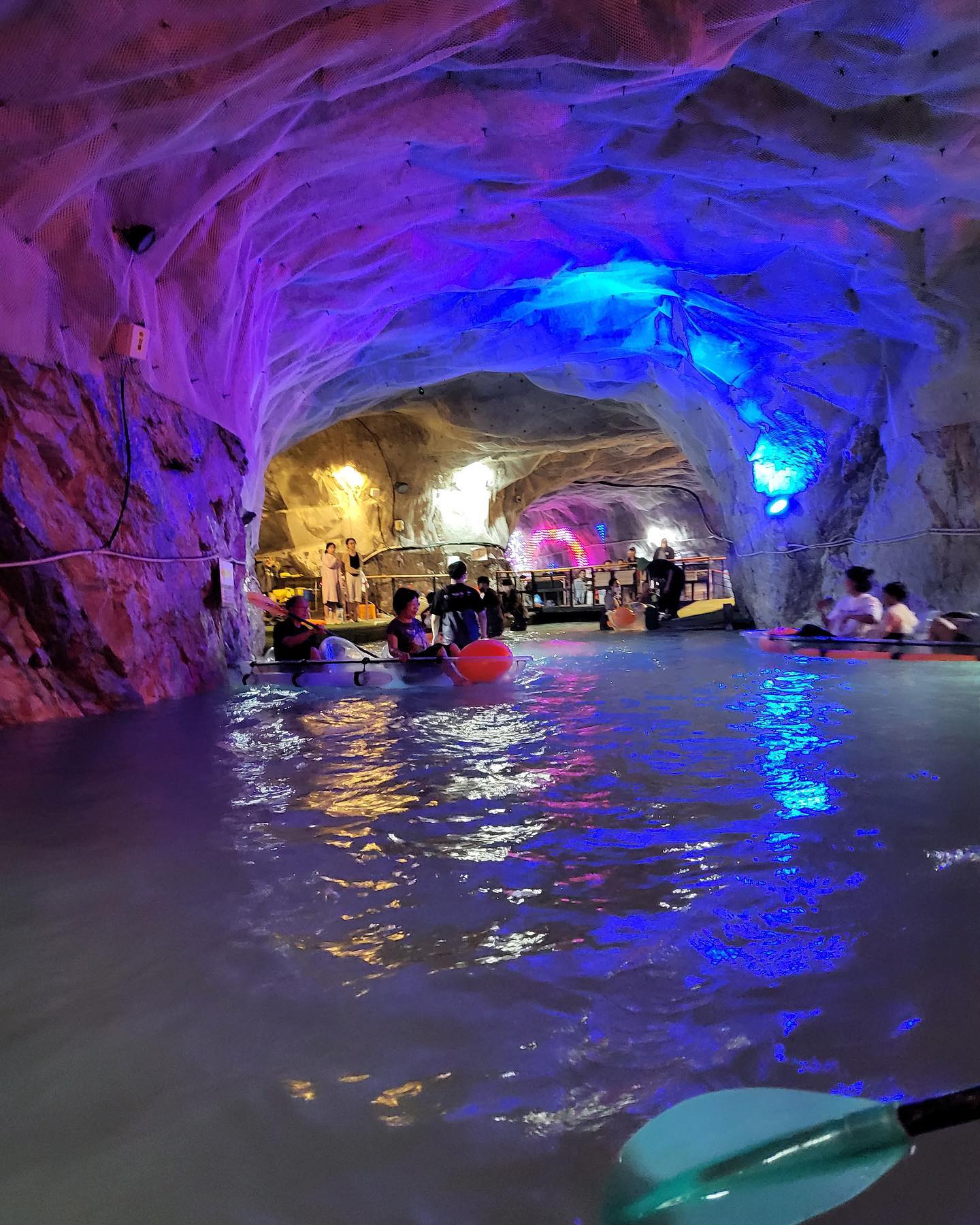 🛶 충주 활옥동굴 다녀온 후기!!

🛶 충주 활옥동굴에 가면 카약체험을 할 수 있다고 해서 가봤어요!

🛶 평일에 갔는데 주차장이 만차여서 못들어갔어요. 활옥동굴 근처에서 주차안내해주시는분이 임시주차장으로 안내해주시고 셔틀버스로 활옥동굴에 갔어요~

🛶 활옥동굴 입장료는 성인기준 10,000원 , 카약체험 하실분들은 15,000원 입니다!

🛶 평일인데도 날씨가 더워서 그런지 방문객이 꽤 많았어요ㅜㅜ

🛶 동굴내부는 10~15도로 매우 시원해서 추위에 약하신분들은 길팔 또는 담요가 필수입니다!

🛶 카약체험 하시는 분들이 많이 있어서 30분정도 줄을 서서 체험했어요!

🛶 카약체험은 약 5~10분정도로 짧게 진행되요!

🛶 저희는 카약체험 포함 1시간30분정도 소요됐어요~

🛶 주차장으로 돌아가는 셔틀버스는 매시 30분,정각에 출발하니 시간맞춰서 버스에 탑승하면되요!

🛶 위치 : 충북 충주시 목벌안길 26

#충주활옥동굴 #활옥동굴 #활옥동굴카약 #활옥동굴체험 #충주데이트코스 #충주데이트장소 #충주실내데이트 #동굴데이트 #카약체험 #충북데이트 #충청도데이트