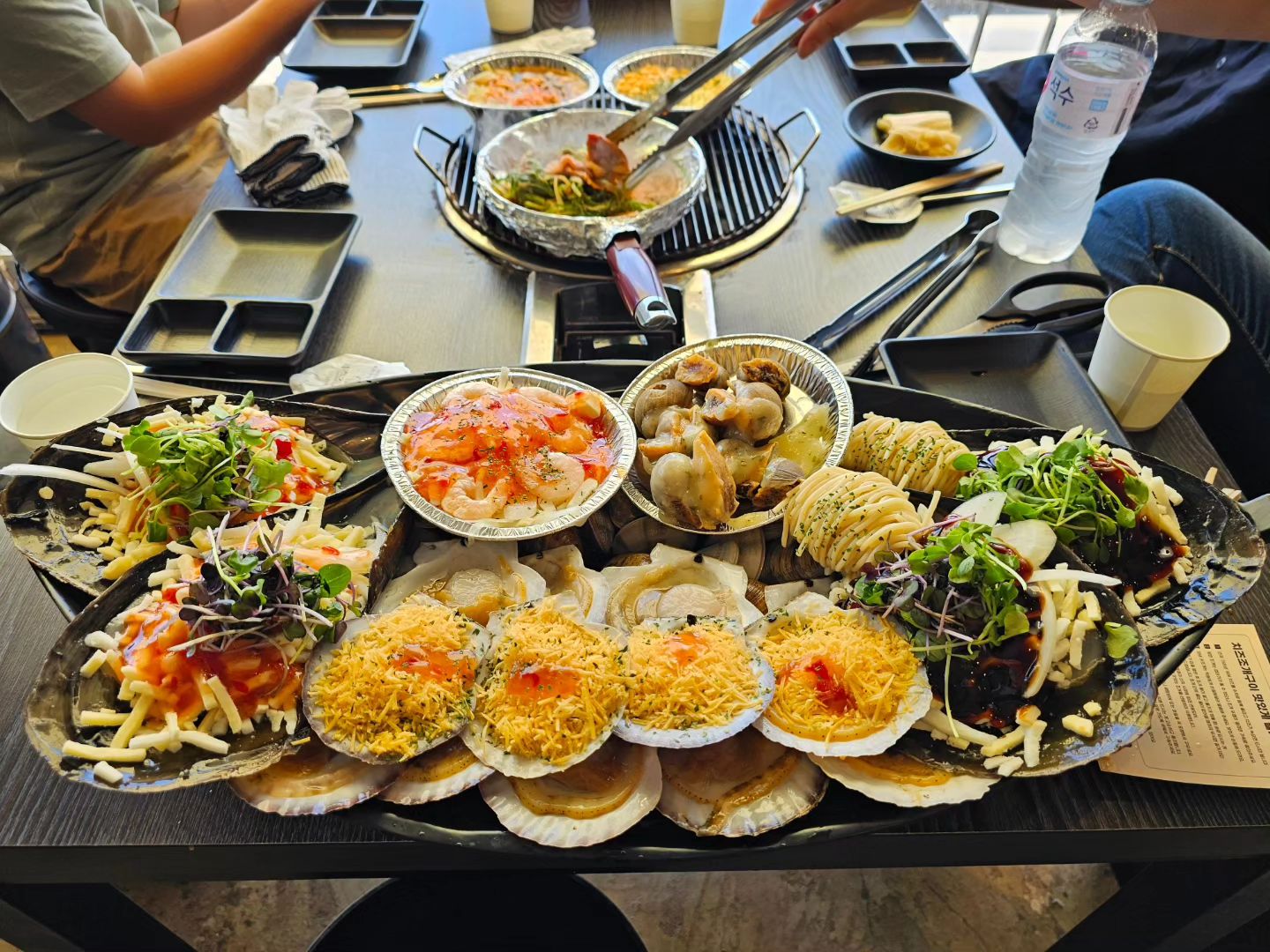 조개는 잡아서 먹는 것 보다 사서 먹는게 진짜 맛있네.
대천해수욕장 푸짐한 조개구이 한판 클리어 중
#조개무한리필 #대천해수욕장조개구이 #청춘조개포차 #청춘조개포차대천직영점 #대천조개구이맛집 #대천조개구이