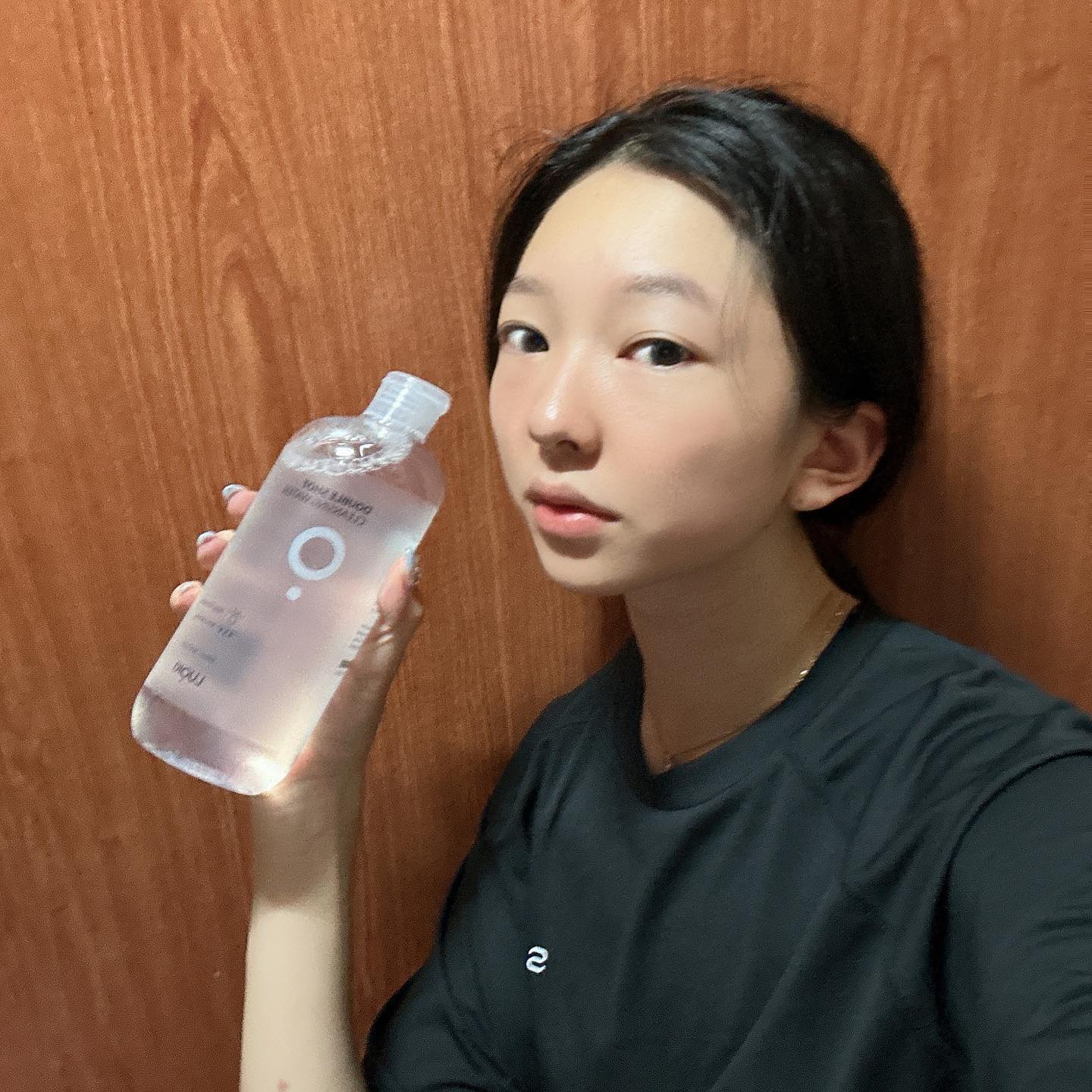 #협찬 클렌징 워터 추천 ! “루오끼 더블샷 클렌징워터” 🤍

다른 제품들 보다 세정력이 좋은데도 불구하고 사용감이 너무 부드럽고 사용 후 피부가 촉촉해져서 너무 좋았던 제품이에요 ㅜㅡ

피부가 예민하다보니 순한 제품을 찾던 중 알게되었는데 너무 좋아서 여러분께도 소개해 드리고 싶더라구요 크크 

자연유래 딥클렌징 성분으로 대나무 수액 추출물, 오이 추출물, 파파야 추출물이 들어 있어서 피부에 부담을 주지 않아요 ! 

자연적이면서 순하고 깔끔한 클렌징까지 너무 완벽한 제품이네요.. 

순한 클렌징워터 찾으시는 분들께 적극 추천드려요 !! 

.
.
.
#클렌징워터 #클렌징워터추천 #루오끼클렌징워터 #루오끼 #LUOKI #cleansingwater #Q0010 #amazon #kbeauty # /メイク落とし#肌鎮静 #弱酸性 # 無刺激/大容