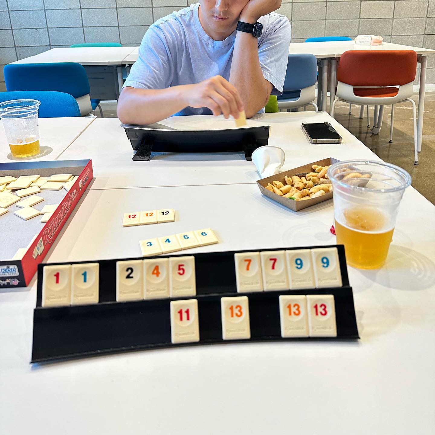 .
술, 도박, 남자.
호화롭네 🤣