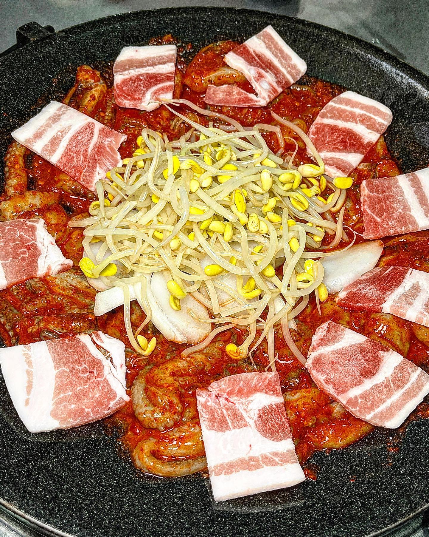 📌제주 연동 도민들만 아는 붐비는 쭈꾸미 맛집🐙:쭈맛+밥맛+쌈 3박자를 갖춘 이곳~어디게요~? 

제주 도민들이 맛있게 매운맛 먹고싶다고하면
무조건 데리고가는 #쭈꾸쭈꾸쭈꾸미 
퓨리는 여기 1주일에 1번은 가는듯..❣️
쭈꾸쭈꾸미파티원구해욘(🐙🐙🐙)
평범해보이는데 양념이 계속 중독되는맛!진쫘 여기뭐야…?

매운맛 단계가 있는데 [1단계에서 5단계]
매운걸 잘 못먹는사람들은  1단계.
매운거 조금 먹는다(불닭볶음면가능) 1.5단계~
매운거 잘먹고 즐긴다 2단계
❌❌주의할점!❌❌1~5단계여서 3단계가
 중간이겠지? 하면 안되요 입에서 불납니다. 
(소방차 불러야된…🚒/)
+추가로  만두사리 무조건 추가!!
(이거 추가안하면 어리석다못해 바보인거밍🤪)
(만두튀기려면 시간걸리니까 미리시키세용)

그리구 쭈삼 보글보글끓으면 누룽지국물 조금 넣어주세욘
(당면추가하시는분들은 필수! 양념 많이 사라질 수 있어연!)
계란후라이도 2개 한판 나오는데 🐥🍳
계란후라이를 그냥 먹으면 절!대!안되!‼️
 쭈꾸쭈꾸 제대로 못즐기는거@!

⭐️후라이 나오자마자 반으로 딱쪼개서 뒤집한다음 
(동영상 참고!)쭈삼판에다가 얹어놓고 같이싸악~
먹으면 핵존맛!⭐️

어느정도 다 먹고나면 무조건!날치알볶음밥으로 
밥 꼭!꼭! 볶아먹기!(개인적으로 치즈날치알보다 
그냥 날치알이 존맛임)

🐣퓨리꿀팁
쭈삼 인원수대로 시키기! + 단계는 1.5단계
+계란후라이 1개 추가
+만두사리 추가
+날치알볶음밥 마지막에 먹기
(계란후라이 쭈삼에 넣어 같이 먹으면 존맛이니3명이서 
가면  1개더추가하기(필수!))진짜 싸먹다보면 다 없어져 
있을거임…그리고 오픈시간이5시라 6시에 가면 웨이팅 
한참할수 있으니  5시 or 6시 40분~7시 사이에
가는게 조금덜 기다릴거에요!⭐️⭐️⭐️

💓맛있게먹는법💓
깻잎위에 무쌈을 얹으세여
그위에 쭈삼 마요네즈에 푹찍어서 가득 넣고 마늘넣고+ 
계란후라이 쭈삼양념에 버물린거 넣어서먹으면 입에서 
아모레파티열림 (환상의 조합임)

-----------------------------------------

📝 퓨리의 픽
🏷 쭈삼1인분 : 14,000원
🏷 군만두사리: 4000원
🏷 날치알볶음밥: 2000원
📍 제주 제주시 연동 11길 33
⏰ 영업시간 :  17:00-23:50 
 (23:00입장마감), 월요일 정기휴무
 
-----------------------------------------

#제주맛집#제주도맛집#제주공항맛집
#제주시맛집 #제주도노포#제주도찐맛집
#연동#연동쭈꾸쭈꾸쭈꾸미#쭈꾸쭈꾸쭈꾸미 
#제주연동맛집#제주도민맛집#맛집추천 
#쭈꾸미볶음#제원맛집  #퓨리_제주#퓨리_연동