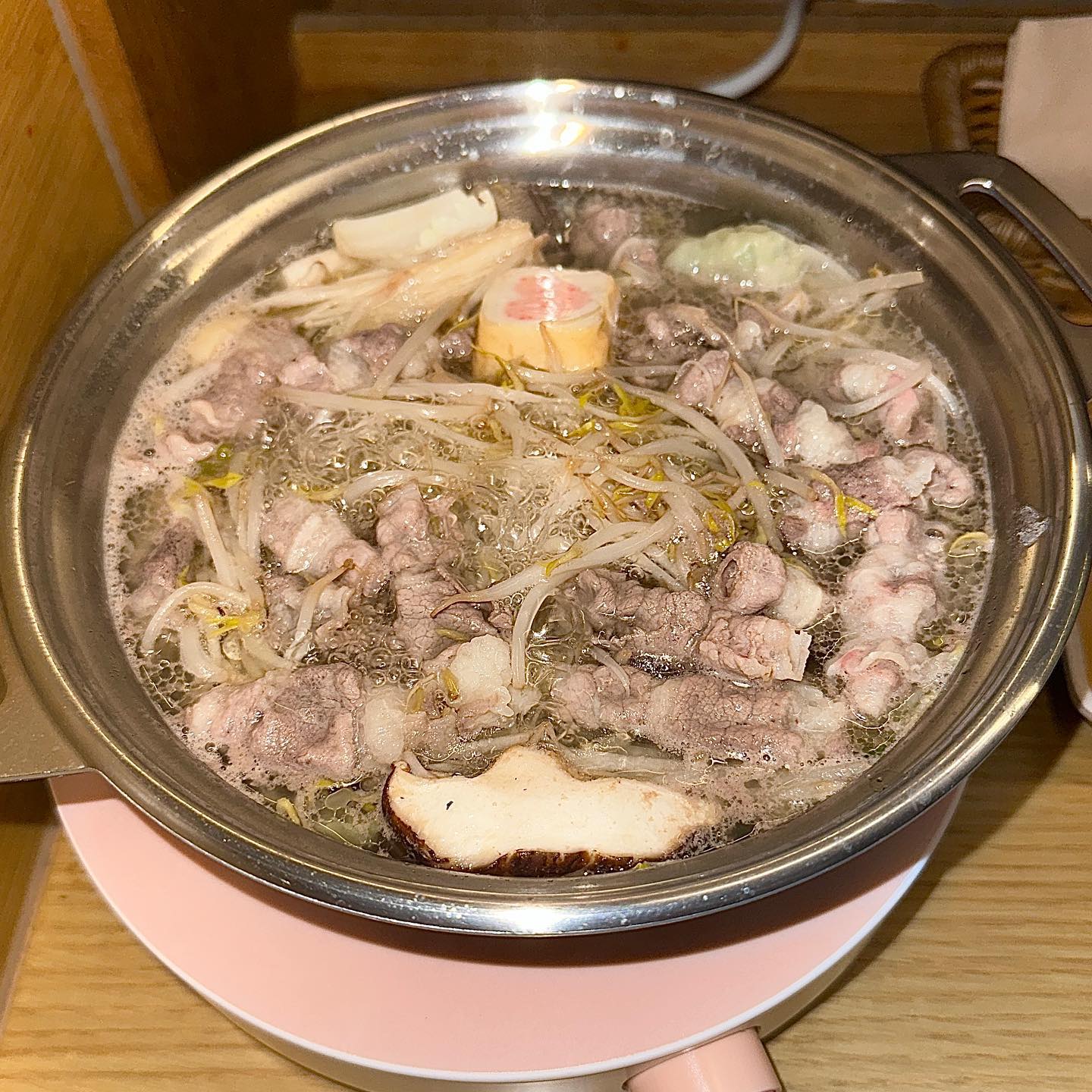 혼밥하기 좋은 샤브샤브 맛집 #샤브로21

노량진에 위치한 샤브샤브 맛집 샤브로21에 다녀왔어요! 깔끔한 분위기에 가격도 저렴하고 재료도 싱싱한 가성비 찐맛집이에요!

모든 좌석은 바 형태로 되어있고, 그래서인지 혼밥하러 많이 찾아오는것 같아요! 
1인 1버너이며, 버너는 각자 사용해 여럿이서 식사해도 개인 취향으로 먹을 수 있어 좋아요

육수는 기본, 얼큰, 마라, 포가 있으며, 반반도 가능해요! 기본 구성은 숙주, 배추, 청경채, 버섯, 우삼겹이나 목살 선택이며 여러가지 사리도 추가 가능해요! 소스는 칠리, 땅콩, 쯔유가 있으며 모든 소스 다 잘어울렸어요 

기본은 담백하고 깔끔해요! 감칠맛이 좋아 개운한 맛을 먹고싶으면 강추! 얼큰은 매콤하고 진한 맛이에요 맵기가 세지 않아 매운음식 못드시는 분들도 얼큰하게 드시고 싶을 때 추천하는 맛이에요!

칼국수, 도삭면 사리와 계란죽까지 추가해 더욱 맛있게 먹었어요! 여러 사리 추가해서 먹는 재미까지 !! 
근처에 가신다면 가보시길 추천해요 

🏷 기본 0.68  매콤 0.78  칼국수, 쌀국수, 계란죽 0.15

📍 서울 동작구 만양로18길 21 1층