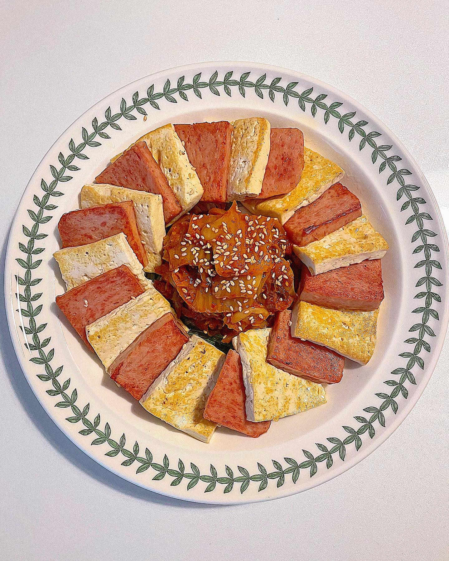 🏡우리집 두부스팸김치👩🏻‍🍳

어머님이 챙겨주신 손두부로
들기름 둘러서 구운 두부스팸김치♥️

요즘 두부홀릭이라 자주 먹는데
들기름에 구운 손두부가 진짜 맛있는거 같아요😘

두부+스팸+볶음김치 = 쫀맛❤️‍🔥
이 공식은 다들 인정하시죵😁?!?