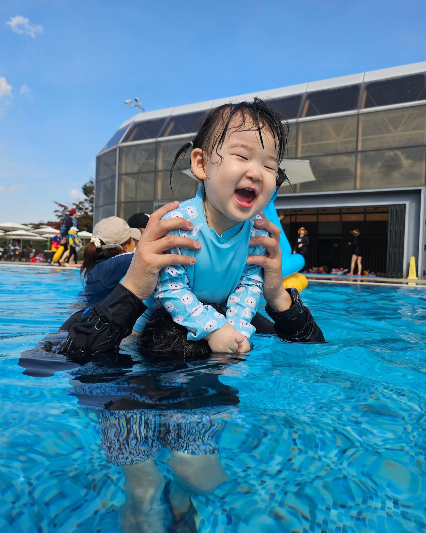 #오늘의이서 #여름방학

어린이집 여름방학은
지난 주 금요일에 시작됐지만
엄마, 아빠 여름휴가 기간에 맞추느라
3일간 긴급보육에 등원한 이서

매일 어울려 함께하던 같은 반 친구들이 아니라
조금은 낯선 언니, 오빠, 동생들과 함께 지내는게
제딴에는 스트레스였는지 하원하러 데리러 가면
차에 타는 순간부터 집에 도착해서 잠들기 전까지
짜증을 옴팡지게 부렸더랬지
거기다 이앓이까지 겹쳐 그 정도가 엄청났지만
여름휴가만 바라보며 참고 또 견딘 우리 부부

물 만난 고기마냥 어머님 아들도 이서도
둘 다 즐거워 하는 모습에 뿌듯

but.. 잠자리에 예민한 이서는
호텔 침대에 적응하는데 한참이 걸렸고
잠을 제대로 못 자서 차만 타면 꾸벅꾸벅
이앓이땜에 밥도 먹는 둥 마는 둥
유모차 태우면 안으라고 징징징

이서야 우린 당일치기가 맞는 거 같애🥹

#집에오니쌩쌩 #집나가면개고생
#인생18개월차 #인생최대고비를경험
#너와의첫여름휴가 #우리들의행복한시간
#18개월아기 #이서일상 #이서여름방학
#경주힐튼호텔 #경주힐튼유레카 #경주힐튼수영장
#경주아기랑가볼만한곳 #경주여행
