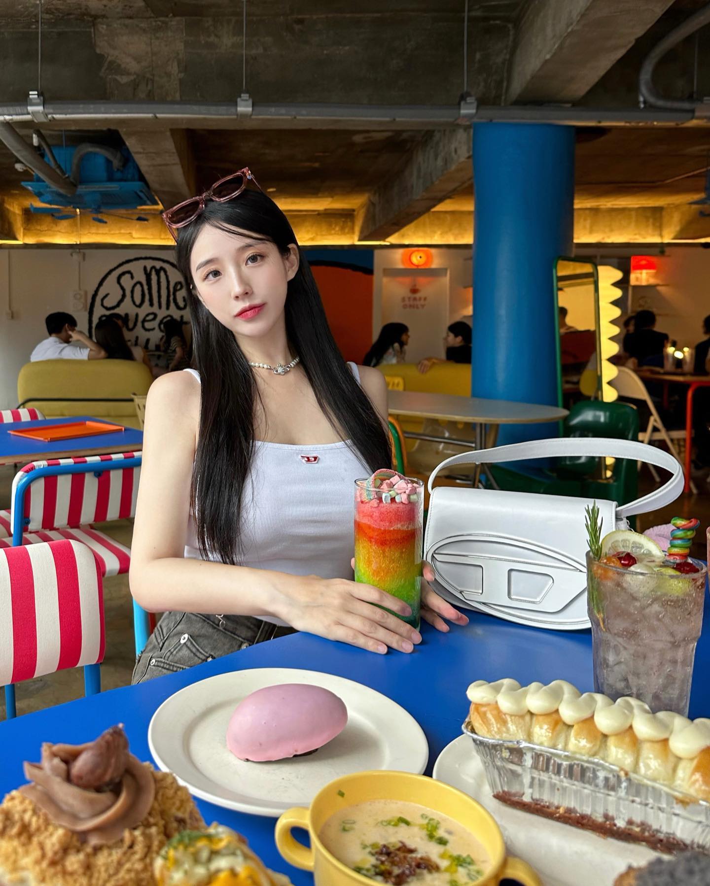 용리단길에 떠오르는 핫플 #서울앵무새 🦜

화려하고 다양한 베이커리 종류들과
알록달록한 외관, 레트로한 내부 인테리어까지 💯
포토존도 많아서 사진 찍기 좋은 곳 👏🏻

#신용산맛집 #신용산카페 #용리단길맛집 #용리단길맛집 #용산맛집 #용산카페 #서울앵무새용산점 #카페스타그램