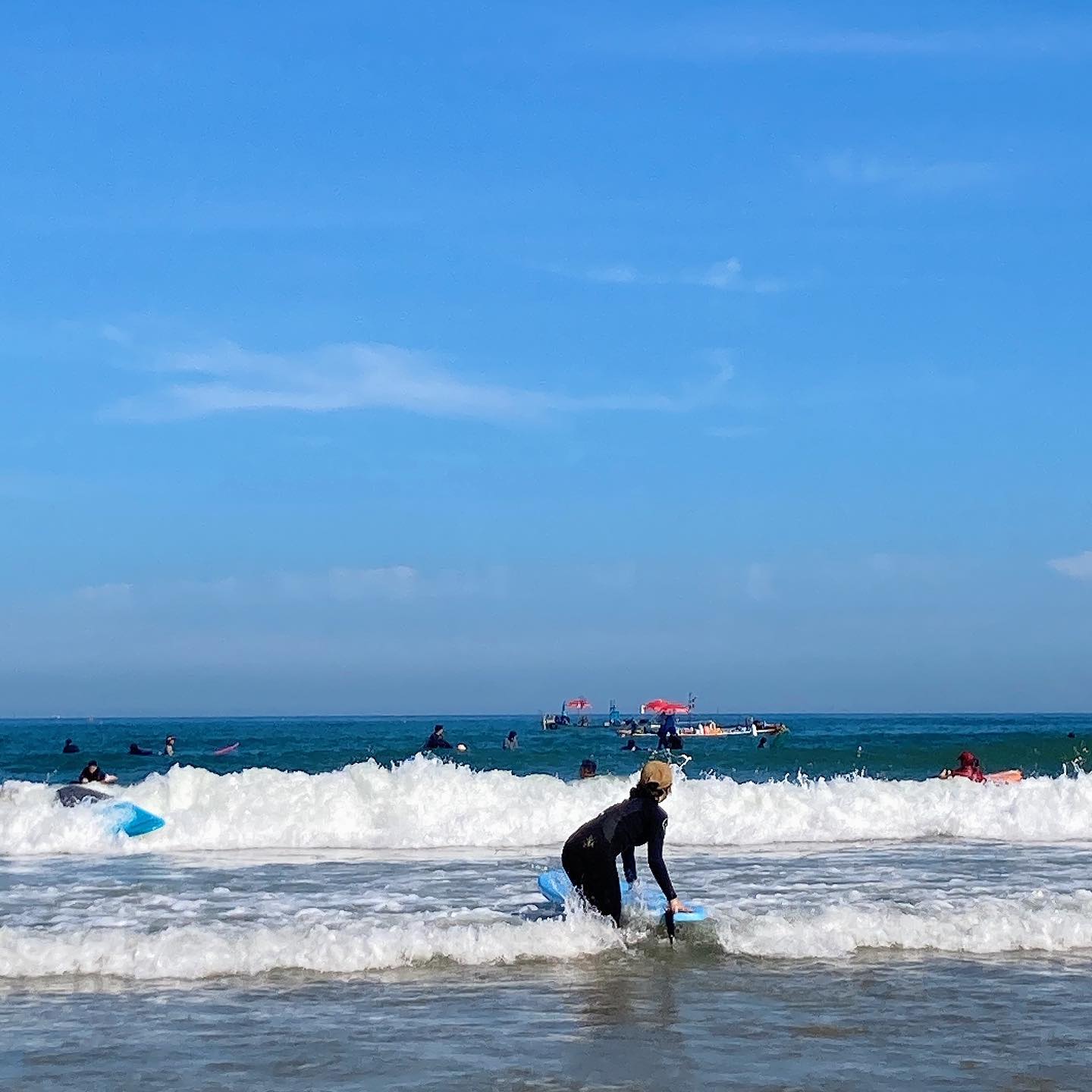 포즈 만큼은 서핑 실력자🏄🏻‍♀️
푸쉬-업!

처음에 파도한테 맞고 완전 겁먹어서 포기하려고 했는데..
그래도 서핑이니까 물먹고 넘어지고 파도넘고 또 맞고..🌊🌊

파도 위에 둥실 뜨는 느낌..
해본 자만 느낄 수 있는 서핑의 매력 ㅎㅎㅎ
애들도 파도를 다스리는 모습에 자극받음!
다음에 또 보자 파도야🏄🏻‍♀️