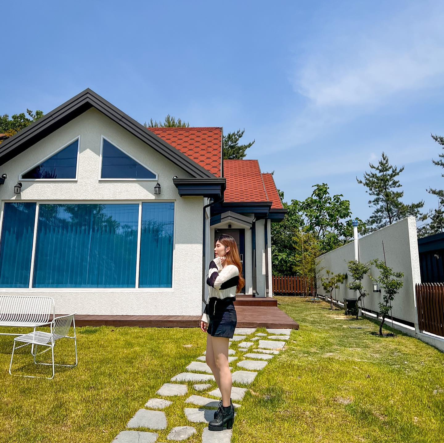 [경주]

🏡 서동가 s_dong_home 

▫️경북 경주시 양남면 동남로346
▫️입실 : 15시, 퇴실 11시
▫️기준 2인 (최대 4인, 영유아 포함)
▫️네이버 또는 인스타DM 으로 예약
▫️ 무료주차가능 - 숙소 앞 2대 주차가능
▫️애견동반 불가능
▫️Yes 키즈존

▫️인원추가시 침구추가, 유아동반시 유아식탁의자제공
▫️바베큐 불가 / 간단한 조리 가능
▫️피크닉 소품 무료로 대여 가능 
▫️빔프로젝터룸 (넷플릭스, 왓챠가능), 블루투스스피커 
▫️웰컴스낵 제공, 커피머신, 얼음 

#인조이_경주 자세한 후기는 블로그에 있어요 ෆ
