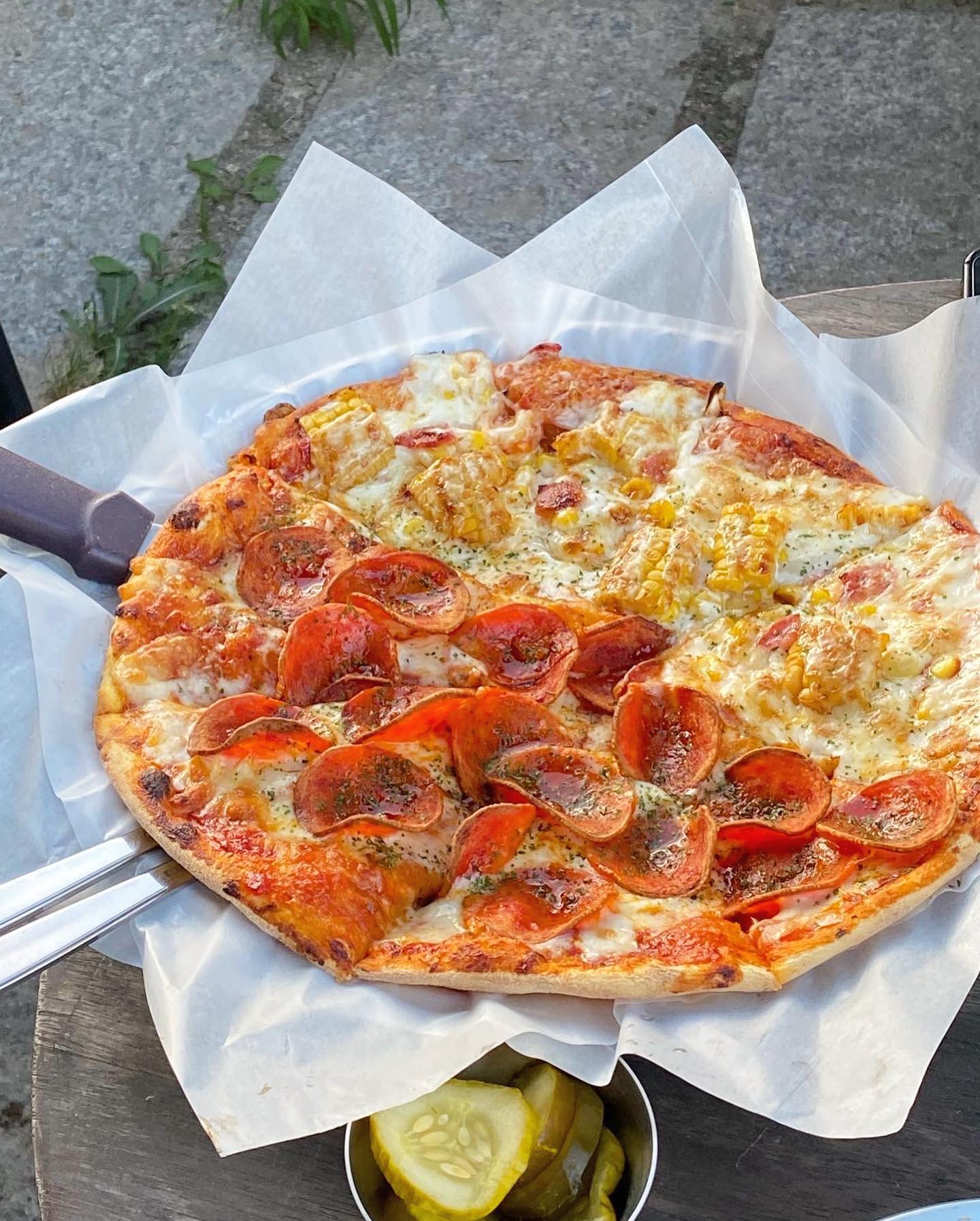 경주 황리단길 
🍕피자 맛집 🍕

#987피자 

더운 날 
에어컨 빵빵한 실내 자리도 있었지만 
감성을 위해 야외 테이블 픽…
진짜 덥긴 더웠다 

다행히 피자가 제로콜라와 빨리 나와서 참을 수 있었다 

막~~ 엄청~~맛있다 이런건 아니지만 그래도 비주얼이랑 가게가 너무 내스타일 ☺️

하프앤하프 피자가 있어서 둘이 가도 메뉴 선정으로 싸울 필요가 없다 
개취존중 

금액대도 비싼편은 아니라서 부담 없이 가기 좋다‼️💛

🧊시원한 날 야외에서 맥는 피맥 추천 …데이트장소로 구웃❤️‍🔥

경주 또 가고싶다 …..😜

🚦 경북 경주시 포석로1092번길 26

#경주맛집 #황리단길맛집 #경주피자 #경주987피자 #피자맛집 #먹스타 #황리단길 #피자 #pizza