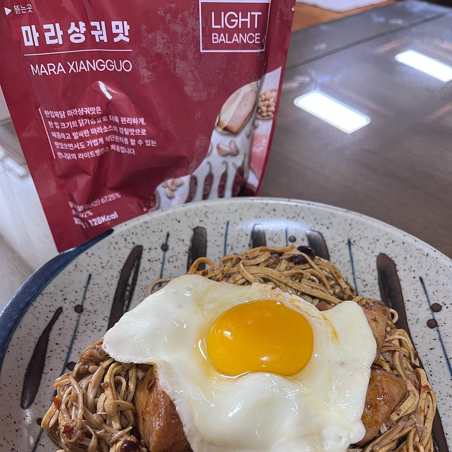 #제품협찬 #협찬 #제품제공 #언니닭 #닭형 #한입쏙닭 #닭다리살소시지 
.
.
.
어제 까먹고 못올려서 오늘 올려버리기 .. 😤
언니닭 한입쏙닭 마라샹궈맛 지난번에 팽이버섯만 넣었는데도 너무 맛있어서 두부면도 추가하고 팽이버섯넣고 마라샹궈처럼 해먹었어요 👍🏻
계란후라이올려서 단백질 더 채워주기.. 
너무 맛있는데 이게 어떻게 125칼로린지 ㅎ;

닭가슴살 소시지랑 컵누들이랑 예전부터 자주 먹었는데 이번에 협찬받은 닭형 닭다리살 소시지랑 컵누들 로제맛에 넣어먹었는데 역시 믿고먹는 조합 !! 🏋🏻 
이렇게 먹었는데 1.5 키로 빠진건 안비밀 🤭