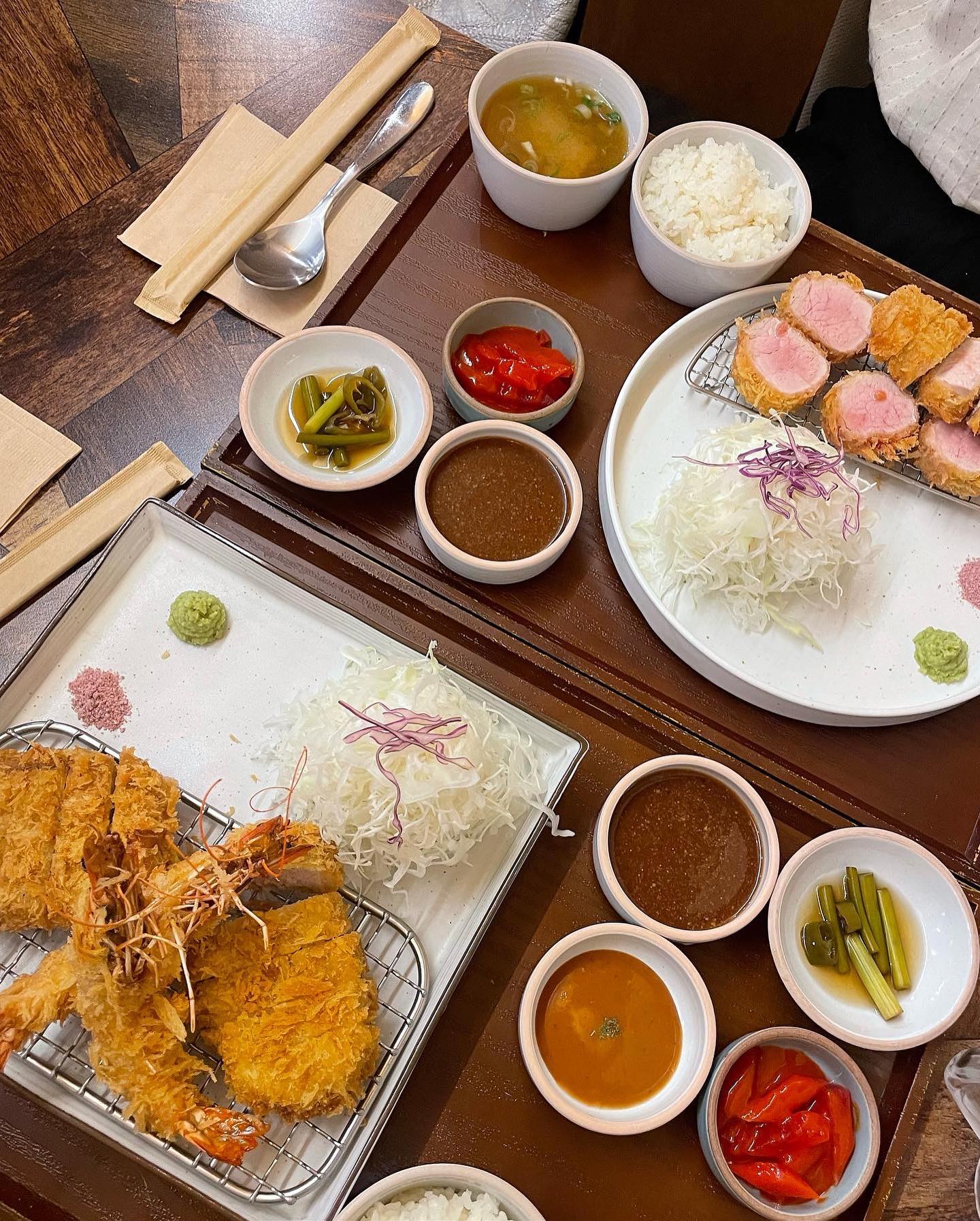 #협찬 #성수맛집 #마씨
오늘 리뷰할 음식점은 성수동에 위치한 돈까스 맛집 마씨 입니다
성수동에서 가장 핫한 거리인 연무장길에 위치하여 데이트하거나 친구들과 놀고 식사하기에도 좋은 위치입니다

분위기도 깔끔하고 자리에서 키오스크로 주문 할 수 있다는점이 편하고 좋았습니다 저희가 시킨 메뉴는 모둠카츠와 새우등심카츠 입니다

모둠카츠는 등심과안심으로 되어있어 두가지 맛을 모두 즐기고싶으시다면 모둠카츠를 추천합니다 저는원래 등심보다는 안심이 더 부드럽다 생각했는데 마씨는 등심또한 너무 부드럽고 지방이 적당해서 느끼함이 전혀 없어서 끝까지 물림없이 먹을 수 있었습니다 
안심도 퍽퍽함 전혀없이 육즙이 그대로 살아있어 몇번 안씹었는데 사라질 정도로 부드러운 식감이였습니다 
새우등심카츠에 나온 새우는 새우살이 킹타이거 새우만큼 크고 탱글탱글 했급니다 머리째 튀겨주셔서 새우내장까지 꼬소하게 먹을 수 있어서 너무 좋았습니다.
모둠카츠:16,000원
등심새우:17,000원

✨한줄평을 말씀 드리자면 물리지 않고 끝까지 고소하게 돈까스를 드시고 싶으시다면 마씨를 추천합니다!

위치:서울 성동구 연무장길 29-1 (성수동2가) 

#성수동맛집