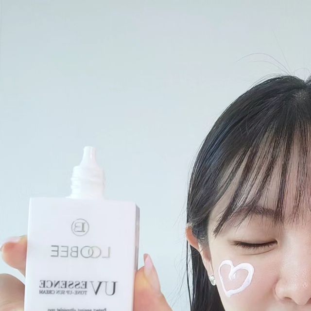 아요미랑 후니 그리고 반자네 :) on Instagram: "#광고 @loobee_official 피부관리에서 기본중에 기본이 자외선차단이죠? 여러겹 레이어드해서 바르면 효과는 좋지만 한여름엔 더없이 무거워서 흘러
