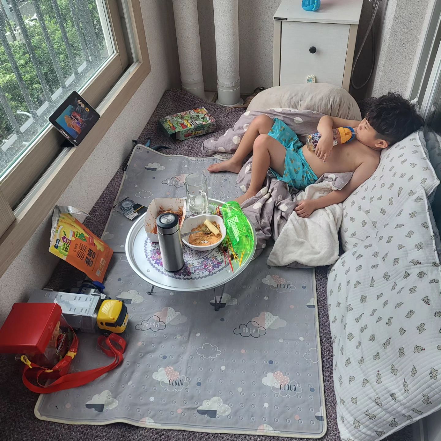 태풍온다고 유치원 태권도도 못가고 ㅠㅠ
아침 7시부터 일어나서 밥 달라 물달라 ㅋ
정말 ㅋㅋㅋㅋㅋ
낮잠이라도 잤으면 좋겠는데 형아 있다고
낮잠도 30분 쪽잠 ㅠㅠ 울고싶다 😭😭
내일은 제발 가라 ㅋㅋㅋㅋ
태풍아 빨리 지나가라👐
놀게 없어서 베란다 카페트 깔고 티비 보는중 ㅎㅎ
둘아들과 하는 베란다 피크닉 나름 낭만은 있네 ㅜ ㅎ 내일은 안하는 걸로 ㅋㅋㅋㅋ

#3살차이형제 #형제 #3살차이 #5살 #2살 #아들맘 #베란다꾸미기 #캠핑 #카눈 #태풍 #유치원휴원
