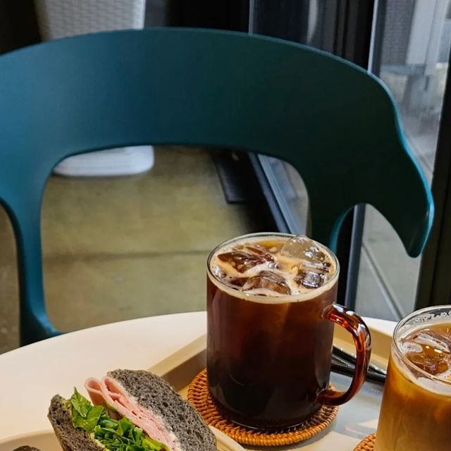 su_ji on Instagram: "#광고 직접 만든 바게트 빵 샌드위치 잠실 맛집!!🥖 브런치& 가볍게 먹기 좋고 푸짐한 속재료들까지!!🍅🥬 . . . . 💙바게트 샌드위치 맛집#로드샌드위치 질기지 않고 겉은