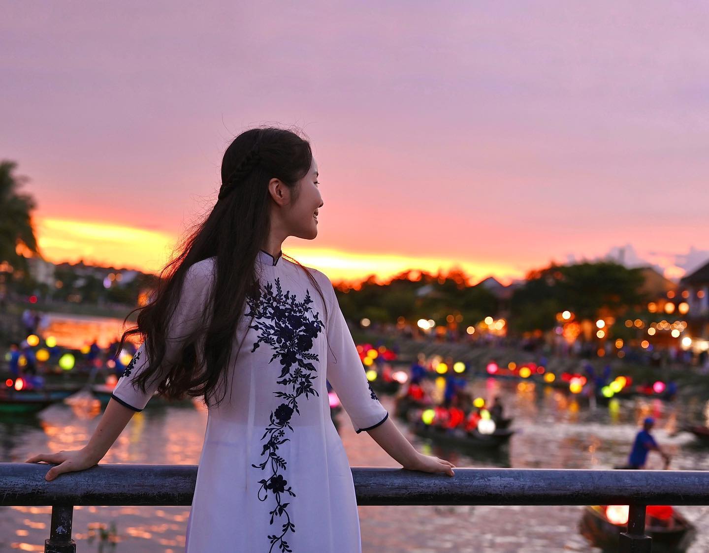 노을질 때가 제일 예뻤던 호이안 올드타운✨

웃긴 썰을 하나 풀자면.. 노을이 순식간에 사라져서 거의 뛰다시피 다리 위로 갔는데 9호선 지하철 수준으로 사람이 바글바글ㅋㅋ 간신히 다리 난간쪽에 섰더니 내 바로 옆에 서서 사진 찍고 계신 분이 나랑 똑같은 아오자이에 그 분도 한국인(⊙_⊙) 당황+민망했지만 그와중에도 열정적으로 찍어주신 작가님들 덕분에 웃기고 재밌었다는ఌ

#20230712 #veitnam #oldtown #aosai
#베트남 #호이안 #올드타운 #호이안올드타운 #노을
#스냅사진 #트롱스냅 #아오자이