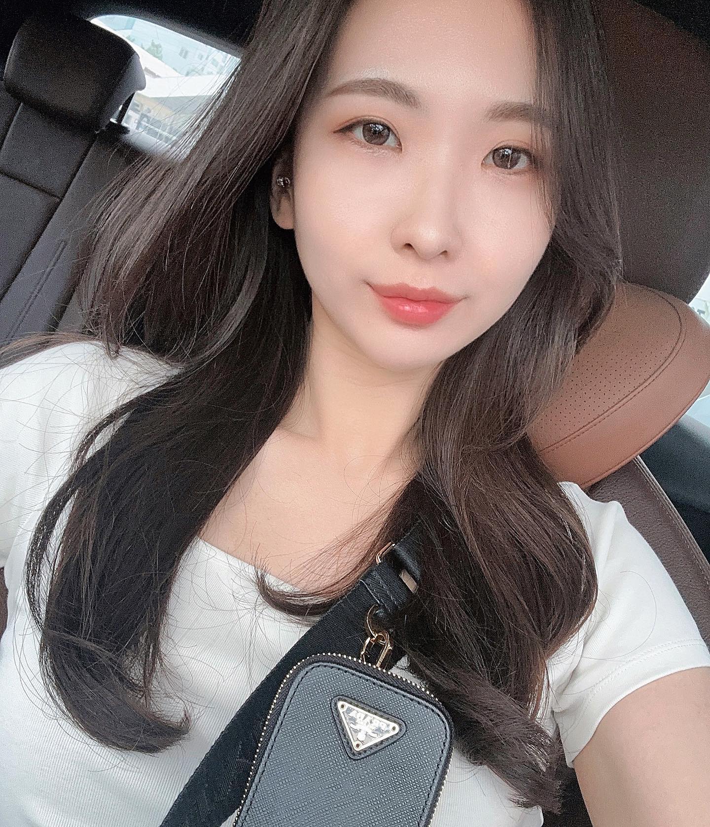 #광고 신미정아마르 ✨ 헤어샵

부시시한 머리를 해결하고자 도안동에 위치한 헤어샵 ‘신미정아마르’ 에 다녀왔어요!!

머리가 굉장히 많이길고 이전에 한 펌 때문에 부시시함이 많아서 슬기 디자이너님께 길이도 컷하고 , 좀 차분하게 C컬펌과 레이어드 컷 과 사이드뱅으로 시술 받았습니다 😆

매장도 깔끔한 화이트톤의 매장이고 주차도 매장앞 가능해서 편했어요!! 

아이스아메리카노 와 과자도 꿀맛 🤍

슬기디자이너 쌤한테 시술받았는데 결과는 대 만족입니다 🤍

또 지금 첫 방문시에는 펌 염색 클리닉에 40%나 할인이벤트 중이라니 완전 대박이죠 🤍
(원장 실장님은 제외입니다 🥹)

요번 할인 이벤트할때 놓치지말구 다녀오세요!!! 😆

🏷️ smj.amar 

#대전미용실 #유성미용실 #봉명동미용실 #원신흥동미용실 #도안동미용실 #대전유성미용실 #대전도안미용실 #대전미용실추천 #유성미용실추천 #신미정아마르 #얼스타그렘 #셀스타그램📷