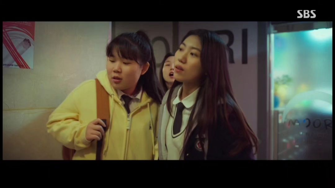 #소방서옆경찰서그리고국과수 🎬
.
.
나리 친구로 참여할 수 있어 영광이었던 촬영😭😭 
소품 어울리는 걸로 골랐다면서 강아지 가방 준 소품팀 언니 감사합니다 😉❤
.
.
.
.
#소방서옆경찰서 #소방서옆경찰서그리고국과수 #sbs #sbs드라마 #배우 #배우지망생