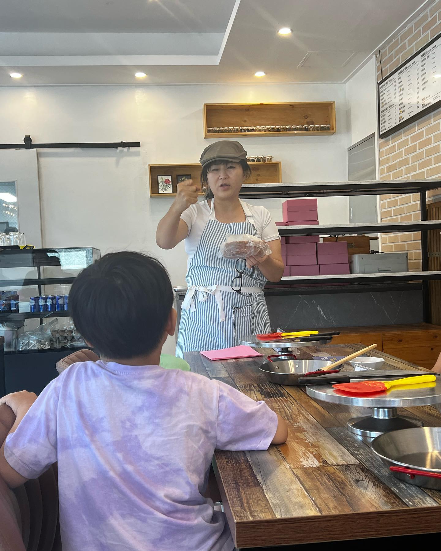 🫶오로라 팜투어🫶

#순정파팜
블루베리 케이크 만들기!
js_local 에서 주최하는 오로라 팜투어!
지난 7월말 5차체험 선정되서 다녀왔어요!

직접 농사지으신 블루베리와 
손수 만드신 케이크시트와 생크림!

만드는 방법도 친절히 알려주시고 중간중간 도움의 손길도!👍🏻
로컬농협직원분들도 매우 친절(태유 윰차태워갔는데 갑자기 계단등장!💦 같이 들어주셔서 감동❤️‍🔥)하셔서 엄청 더운날이었는데 시원한곳에서 체험 잘하고 왔어요!

2시간동안 케이크도 만들고 시식도하고 풍경도 넘나좋고!
농장이 산중턱에 있을줄이야^^ㅋㅋㅋㅋ

8월엔 포도체험한데요!
서유도 또 신청했는데 당첨요정님🧚‍♀️ 오셨으면 좋겠네🔥

js_local 프로필 하단 링크에서 6차 포도체험 모집중이에요!
선착순 모집이라고하니 고고고🏃🏻‍♀️🏃🏻‍♀️🏃🏻‍♀️