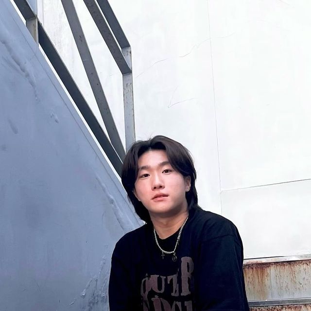 김태건 on Instagram: "#광고 @1rony9orno_official 요즘 유행하는 핑크컬러인 아이러니 포르노 바지로 레트로한 무드 챙겨봤어요 다리가 더운게 싫어 무조건 반바지를 선호했는데 가볍고 통기성이