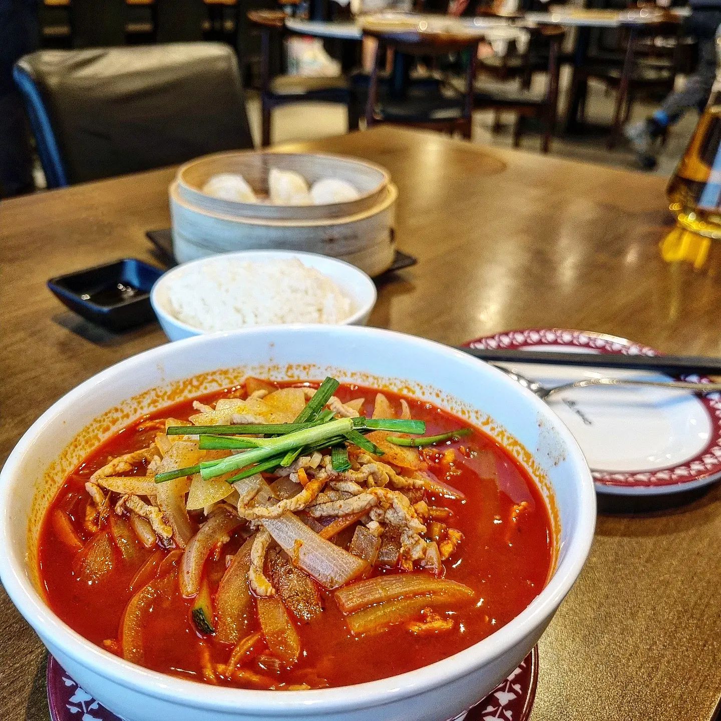 비오는 날엔 칼칼한 짬뽕😋🍜🍜
쫀득 하가우🥟

갤러리🎨 전시까지 

.
.
.
.
.

#짬뽕 #비오는날생각나는음식☔️ #chai797 #하가우 #필독작가전시 #케이크 #롯백광복 #먹스타그램 #먹팔해요