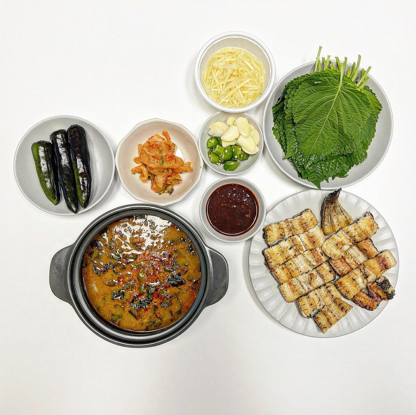 오늘 저녁 🍚

➜ 장어구이 , 장어탕 
기력보충 해주려고 장어구이랑 장어탕사서 먹었어요
여윽시나 잘먹는 예랑이 ☺️
양념장 푹 찍어서 깻잎하고 생강청 마늘 고추 넣어서
싸먹으면 구냥 입에서 살살 녹아요🤤💗
가끔 입맛없다고 하거나 
여름에 보양식으루 꼭 챙겨먹어요 !! ^.^ 
초벌된 상태에서 팔아서 에프에만 돌려주면 끝!! 
장어탕은 .. 전 못먹어서 🥲예랑이만 !!
아직은 힘들더라고요~!ㅎㅎ ㅎㅎ 
다들 보양식으로 뭐드세욧 ?🙄

#장어구이 #장어탕 #몸보신 #여름보양식 #맞팔 #소통 #일상 #홈쿡 #좋테 #오늘뭐먹지 #오늘저녁 #저녁메뉴 #신혼부부 #예비부부 #먹스타그램 #맛스타그램 #집밥 #요리 #요린이
