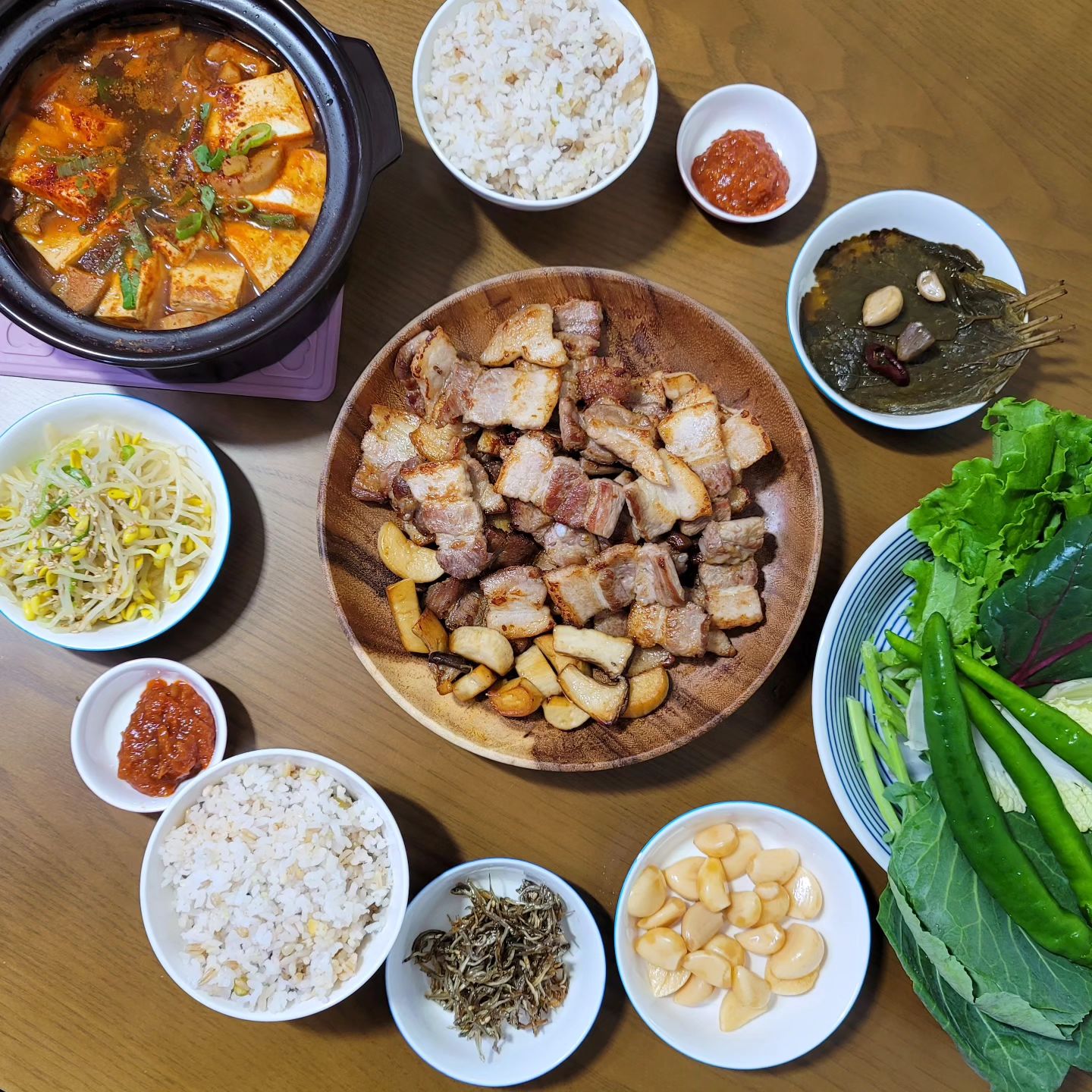 된찌 야무지게 끓이고
삼겹살을 굽굽
고기 좋아하는 우리 쀼에게는
진수성찬 :) 

소고기보다 삼겹살을 더 좋아하는 듯
+한우먹으면 또 한우가 최고라고 호들갑떨지만🤣 
오늘은 삼겹살 라뷰🫶
⠀
마지막 복날인데 맛난 음식 드시고,
건강하고 안전한 여름 보내세유🫡🏖
⠀
#오늘뭐먹지
#삼겹살구이
#된장찌개