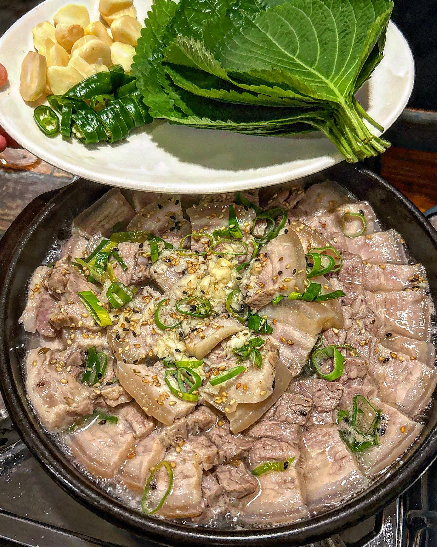 ✏️ 대전발완행열차 두둥탁
⠀
대구 방촌인이라면 다 아는 가성비도 좋고 안주맛도 좋은 
 #대전발완행열차

동네 친구 덕에 알게 되어 #떡국 이랑 #수육
먹으러 고! 했지만 떡국은 계절메뉴라 없어서
수육, 계란찜 고! 가게가 넓진 않지만 동네
사람들로 꽉 찬 게 안주가 기대됐어요
⠀
자작한 육수가 있는 수육이 왔습니다
버너로 끓이면서 먹는데 끝까지 촉촉해서 굳
위에 굵은 다빈 마늘이랑 청양고추가 올라가 있는데 
마늘 맛도 좋고 비계, 살코기 비율도 마음에 들어
안주로 좋았어요 같이 나온 정구지 무침이랑 쌈 싸서 
먹으면 바로 술잔 입으로👻
⠀
뚝배기계란찜도 간 적절하면서 포동한데 밑에
탄부분 없이 마음에 들었어요 여기 닭도리탕, 전,
돼지찜, 족발 등 다른 안주들도 가성비 좋고
생고기도 있다고🌝 안주들도 좋고 사장님도 친절해서 
동구 가면 여기 술집 추천 드립니당
⠀
#방촌시장 #방촌역맛집 #대구동구맛집 #대구동구술집 #수육 #계란찜 #대구술집추천 #방촌동맛집 #대구현지인맛집 #대구술집 #대구안주맛집 #먹스타 #대구먹스타그램 #대구맛집 #대구먹스타 #koreanfood 
⠀