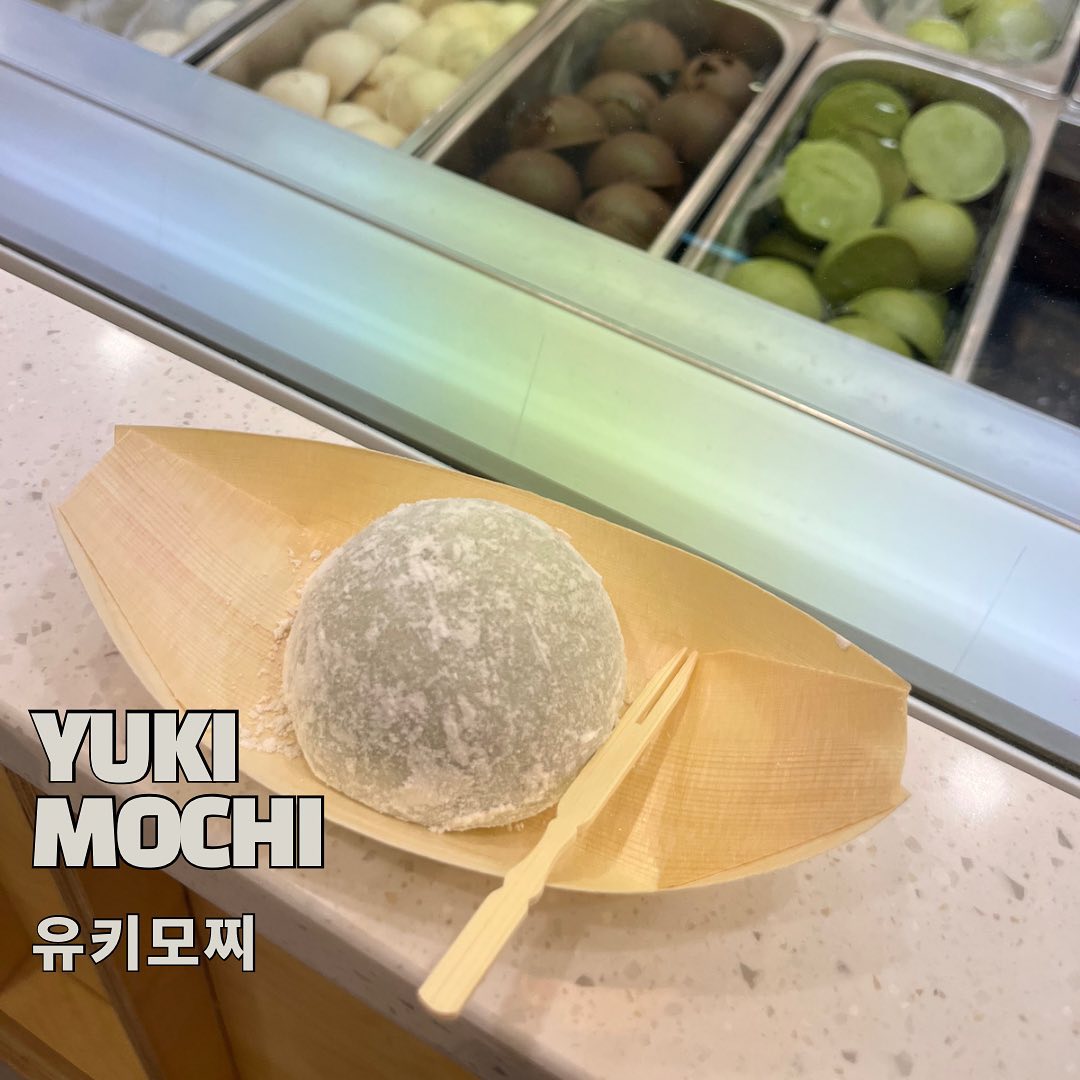 📍유키모찌 🍦🍡

🍨연남동에 새로 오픈한 젤라또+모찌 집이에용!! ヽ(´▽`)/ 아이스크림 종류만 벌써 8가지에요!! 바로 몰랑 쫀득한 모찌에 싸서 먹는 젤라떡 💛 모찌가 정말 말랑말랑 부드러워요! 개인적으로는 피스타치오맛 추천해요🐶 녹차맛은 쌉싸름하고 진한 녹차맛 좋아하신다면 추천!!

☀️더운 여름에 연남동 가신다면 한번 들려보세용~~ 🤤🤤
@@ 모찌젤라또 먹을사람 여기여기붙어랑 (´▽`ʃƪ)♡

#연남동 #연남동카페 #연남동아이스크림 #젤라떡 #유키모찌 #홍대디저트 #홍대 #연남디저트 #먹팔 #맛스타