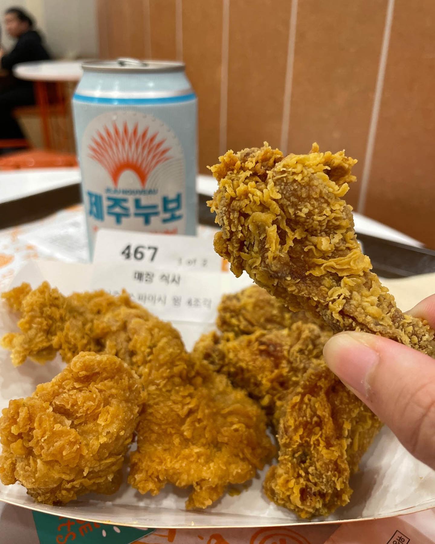 #협찬

일끝나고 출출했던 저녁, 파파이스 강남점가서 
간단하게 치맥 먹고 왔습니당🍗🍺
오랜만에 먹는 추억의 파파이스인데 
정말 인기 많았던 브랜드가 다시 돌아와서 반가웠어요🙊
저는 이번에 시원한 맥주와 파파이스 윙 3조각,
그리고 레그순살 2조각 구성으로 되어 있는
간편 치맥 세트(9,000원)를 구매해보았어요.
맥주는 제주펠롱에일과 제주누보가 있는데
제주누보(논알콜)도 함께 판매하고 있어
술을 못마시는 저도 치맥기분을 느낄 수 있어요ㅎㅎ
짭짤한 파파이스 특유의 루이지애나 정통 스타일
케이준 치킨과 제주누보맥주 맛의 조합이 찰떡궁합👏🧡

특히 이번 신상 치맥세트를 구입하시면 
100% 당첨 행운 쿠폰을 받을 수가 있습니다.
1등은 무려 제주도 여행권으로 제주맥조 양조장 투어까지
가능하다고 하네요!
저는 너겟이 당첨되었는데 기분좋게 먹었어요ㅎㅎ
행운쿠폰의 행운의 주인공이 되어보시길 바랍니다.

* 파파이스 강남점 : 서울 서초구 강남대로 341 삼원빌딩

#popeyes #파파이스 #lovethatchicken #chicken #치맥세트 #가성비치맥 #치킨맛집 #강남맛집 #홍대맛집 #광화문맛집 #오늘뭐먹지 #먹스타그램 #이벤트 #핫플 #제주맥주 #파파이스이벤트 #여름휴가