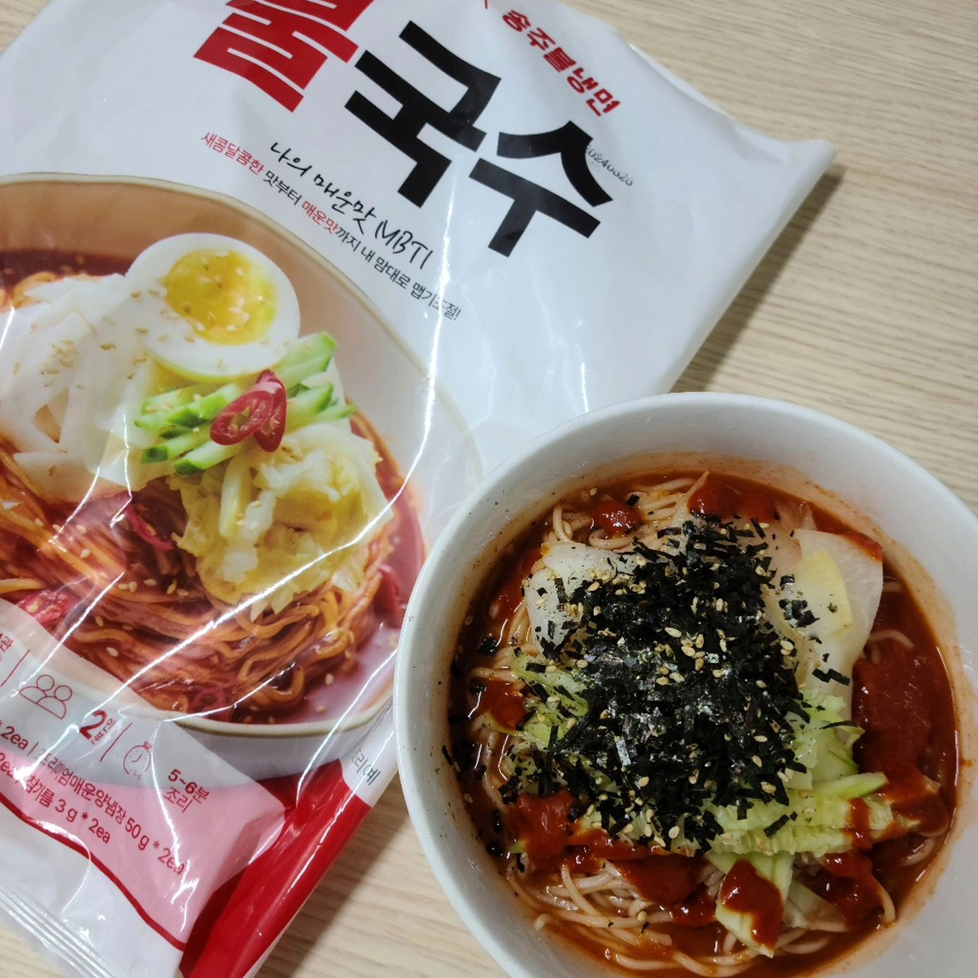 #협찬 

매운소스 반 넣었는데 내 입맛 기준엔 딱좋음!!
매운맛 조절이 가능해서 오이데코 했으니 살짝 더 맵게 먹어도 맛있음ㅎ
로시마켓 X 송주불냉면 콜라보레이션 한  신제품  출시됨!

#비빔국수 #송주불국수 #로시불국수 #매운비빔국수 #매운불국수 #로시마켓 #비빔국수레시피 #매운맛MBTI #안매운비빔국수