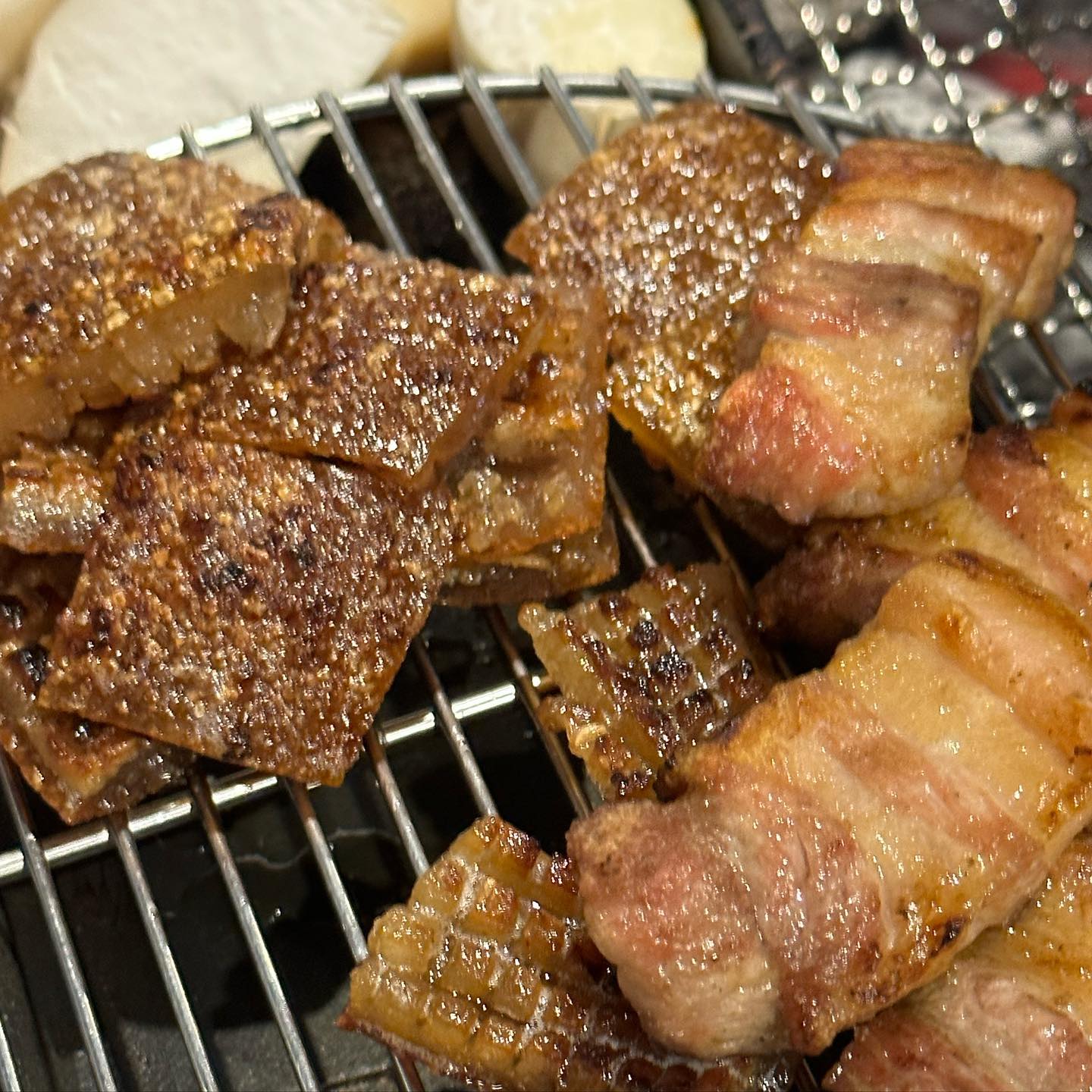 피드가 망해도 괜찮아 #피망괜 1
껍데기 이렇게 맛있는지 왜 아무도 안 알려줌? 지금까지 사이드로 파는 껍데기에 된통 속은 나... 구워주는 삼겹살도 제주도 저리가라임 ㅠ 특히 여행가서 숯불에 구워먹는 맛 좋아하면 꼭 가보세요 내가 얼마나 맛있으면 이래? 
비 오는 날에는 내 의지와 상관 없이 그냥 가게 돼 있음 
+ 된찌가 평범해 보이나요? 맵고 시원함 진짜 밥 한 그릇 뚝딱

📍경기도 광주 경안동 참한집 경기광주점 ✔️라스트오더 01:00 칭찬해
💰껍데기 10,000원 삼겹살 14,000원 둘이 가면 삼2껍2 계란찜 

서울에서도 갈만함 진짜 웨이팅 거의 맨날 있고 왕 친절 판 부러질 정도로 껍데기 꾹꾹 눌러서 구워줌