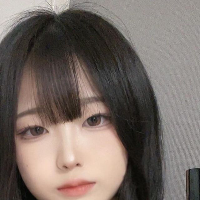 송지유 on Instagram: "블랙하비 호텔구스! 향이 인위적이지 않고 편안한 코튼향과 꽃향기 섞인 머스크향이 딱 제 취향이에요😍사은품으로 보내주신 다른 샘플들도 향 너무 좋아요..