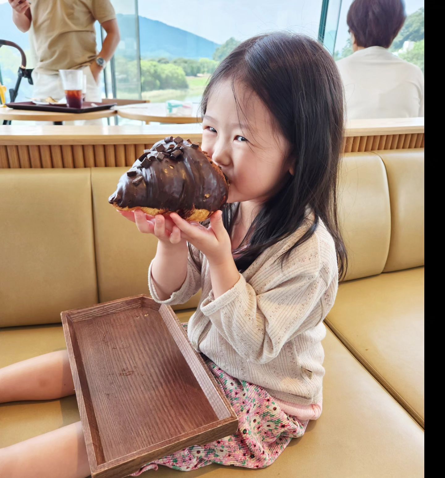 #4세시윤

#빵순이... 나보다 더 빵 좋아하는 듯. 빙수도 내가 먹고 싶어서 데려갔는데 너무 좋아함. #밥빼고다잘먹네😢 

키즈카페&물놀이도 실컷 즐겼다. 에바 알머슨 아트클래스, 그림책 수업까지. #알찬여름

해주고 싶은 게 많은데 에미 마음 모르는 집순이라 모시고 다니기 쉽지 않다. 그리고 요즘 반항이 심해져서 하루종일 징징징, "엄마 나빠!"를 입에 달고 사는 중. 😮‍💨

#이또한지나가는거니 #독한4세
