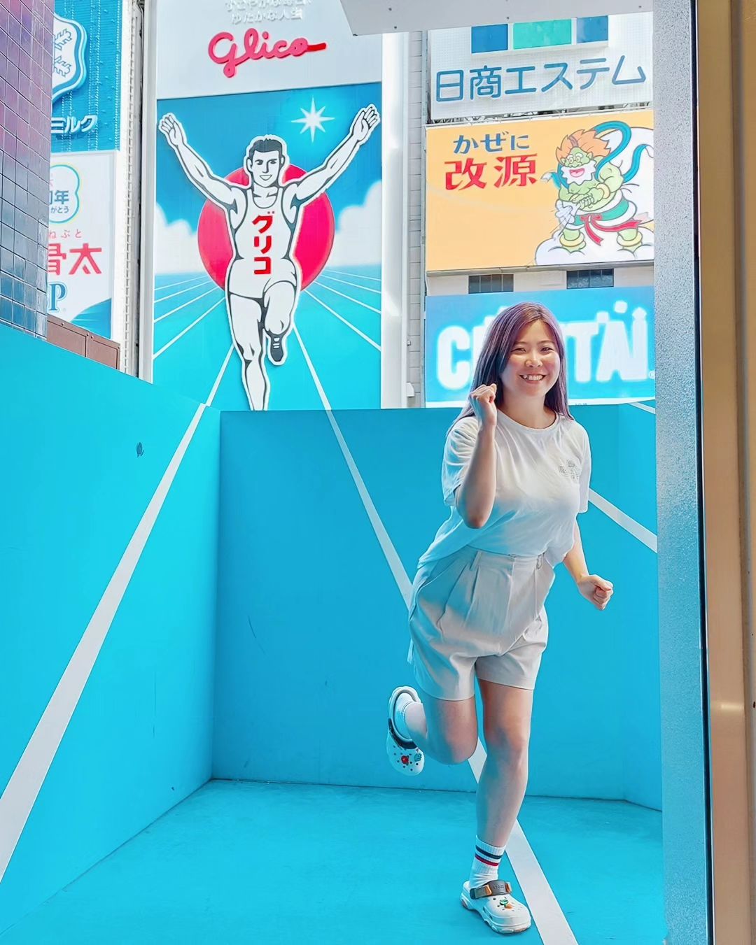 📷 오사카 도톤보리에서 꼭 찍어야 하는 글리코상앞에서의 사진인데요

🏃‍♂️ 그동안 에비스다리위나 도톤보리강 앞에서 찍었다면 이젠 여기서 찍어보는게 어떨까요??

💄 글리코상 앞의 나노하나 화장품 가게로 들어오시면 한켠에 트릭아트로 마련된 포토존에서 글리코상과 함께 뛰고 있는 듯한 사진을 찍을 수 있답니다

🏃‍♀️ 평일에는 줄이 금방금방 줄어들지만 주말에는 꽤 오래기다리셔야해요

🤳 함께간 일행이 없다면 뒷분의 사진실력 복불복도.... 
혼자가셨다면 꼭 한국분께 부탁해서 찍으시는걸 권해드려요

#오사카 #오사카여행 #도톤보리 #도톤보리강 #글리코상 #글리코 #글리코포토존 #글리코상포토존 #오사카가볼만한곳 #오사카핫플 #오사카포토스팟 #일본 #일본여행 #간사이 #간사이여행